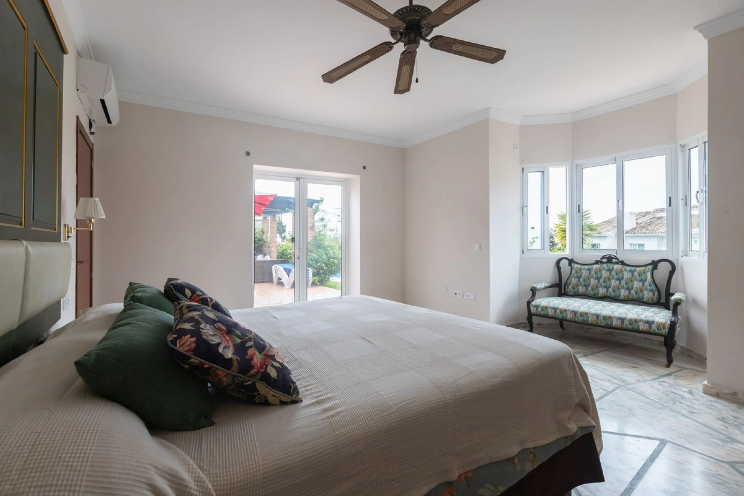 Stunning typical Andalusian 200m2 south-facing villa on one floor, partly renovated in 2024, offers sea views and is located in a very popular area of Riviera del Sol in very quiet street, just a 15-minute walk from the beach and 10 minutes from restauran
