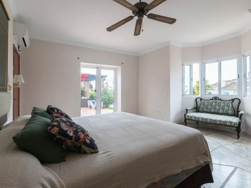 Stunning typical Andalusian 200m2 south-facing villa on one floor, partly renovated in 2024, offers sea views and is located in a very popular area of Riviera del Sol in very quiet street, just a 15-minute walk from the beach and 10 minutes from restauran