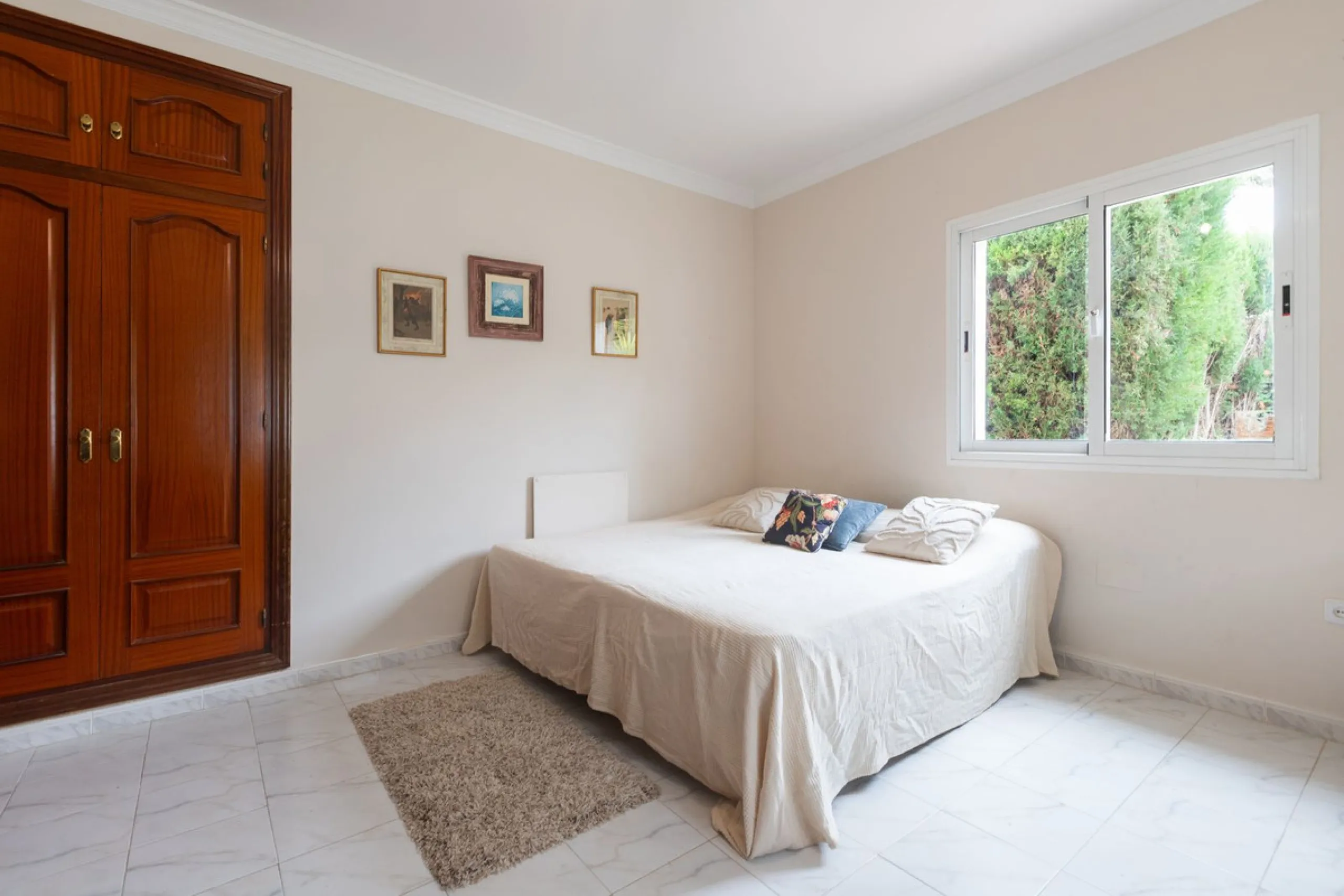 Stunning typical Andalusian 200m2 south-facing villa on one floor, partly renovated in 2024, offers sea views and is located in a very popular area of Riviera del Sol in very quiet street, just a 15-minute walk from the beach and 10 minutes from restauran