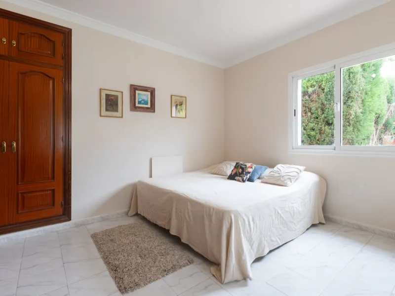 Stunning typical Andalusian 200m2 south-facing villa on one floor, partly renovated in 2024, offers sea views and is located in a very popular area of Riviera del Sol in very quiet street, just a 15-minute walk from the beach and 10 minutes from restauran