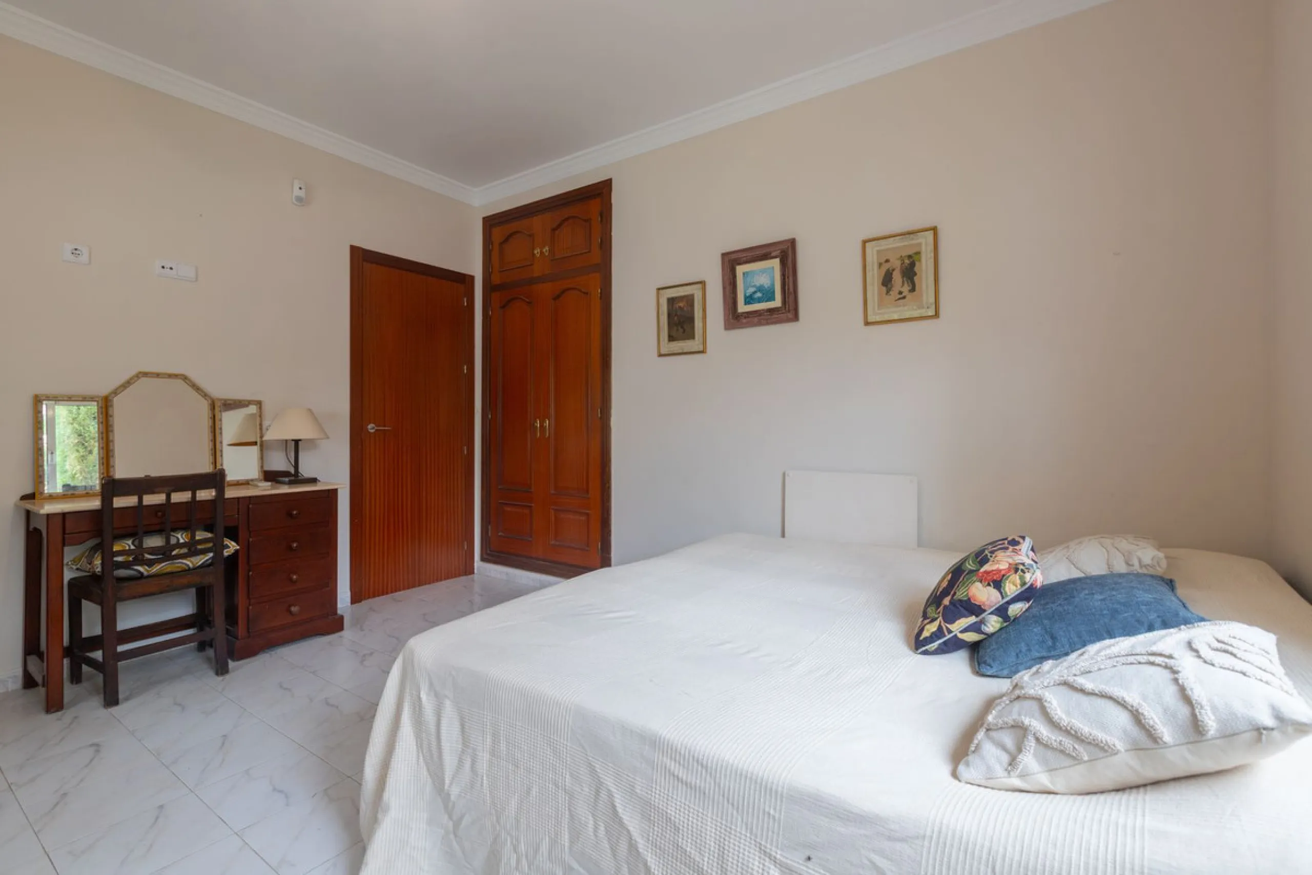 Stunning typical Andalusian 200m2 south-facing villa on one floor, partly renovated in 2024, offers sea views and is located in a very popular area of Riviera del Sol in very quiet street, just a 15-minute walk from the beach and 10 minutes from restauran