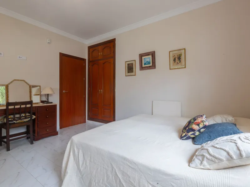 Stunning typical Andalusian 200m2 south-facing villa on one floor, partly renovated in 2024, offers sea views and is located in a very popular area of Riviera del Sol in very quiet street, just a 15-minute walk from the beach and 10 minutes from restauran