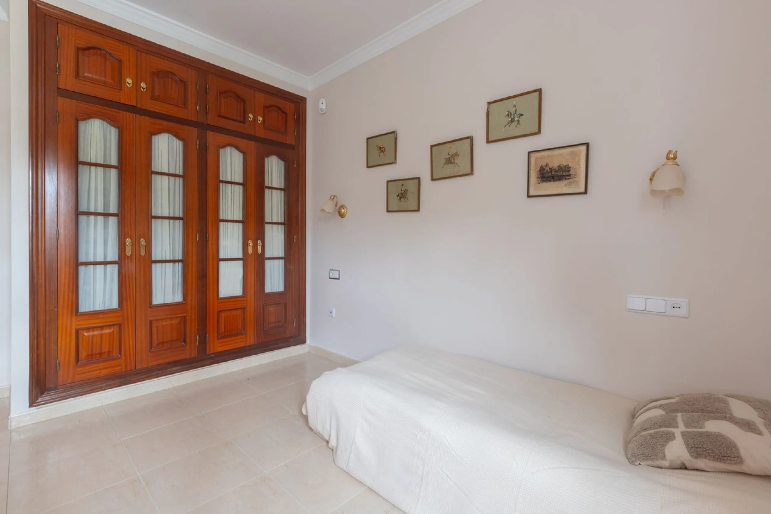 Stunning typical Andalusian 200m2 south-facing villa on one floor, partly renovated in 2024, offers sea views and is located in a very popular area of Riviera del Sol in very quiet street, just a 15-minute walk from the beach and 10 minutes from restauran