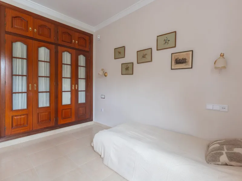 Stunning typical Andalusian 200m2 south-facing villa on one floor, partly renovated in 2024, offers sea views and is located in a very popular area of Riviera del Sol in very quiet street, just a 15-minute walk from the beach and 10 minutes from restauran