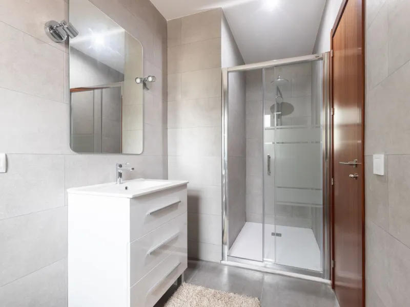 Stunning typical Andalusian 200m2 south-facing villa on one floor, partly renovated in 2024, offers sea views and is located in a very popular area of Riviera del Sol in very quiet street, just a 15-minute walk from the beach and 10 minutes from restauran