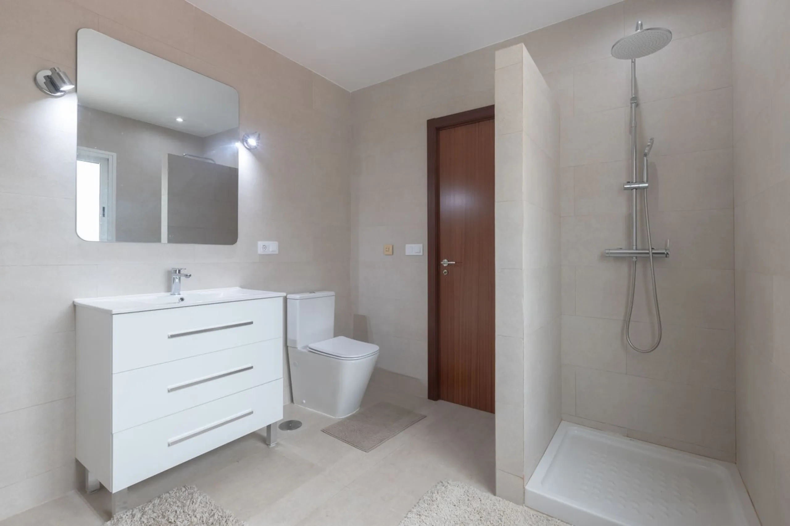 Stunning typical Andalusian 200m2 south-facing villa on one floor, partly renovated in 2024, offers sea views and is located in a very popular area of Riviera del Sol in very quiet street, just a 15-minute walk from the beach and 10 minutes from restauran