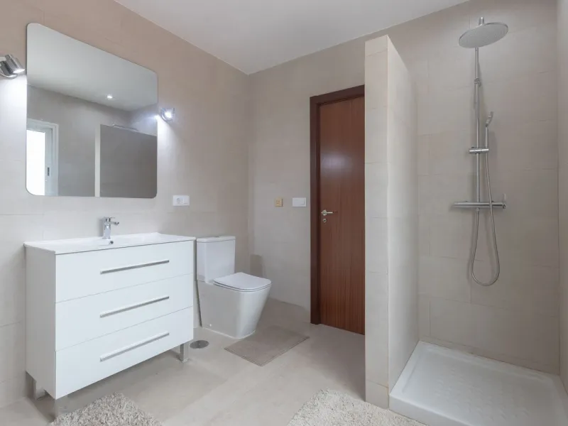 Stunning typical Andalusian 200m2 south-facing villa on one floor, partly renovated in 2024, offers sea views and is located in a very popular area of Riviera del Sol in very quiet street, just a 15-minute walk from the beach and 10 minutes from restauran