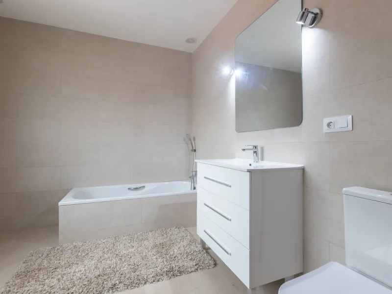 Stunning typical Andalusian 200m2 south-facing villa on one floor, partly renovated in 2024, offers sea views and is located in a very popular area of Riviera del Sol in very quiet street, just a 15-minute walk from the beach and 10 minutes from restauran