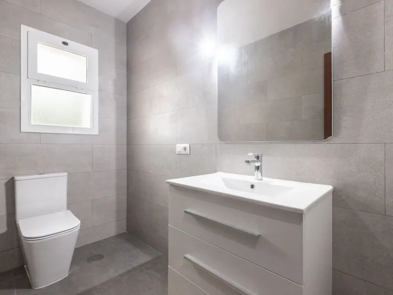 Stunning typical Andalusian 200m2 south-facing villa on one floor, partly renovated in 2024, offers sea views and is located in a very popular area of Riviera del Sol in very quiet street, just a 15-minute walk from the beach and 10 minutes from restauran