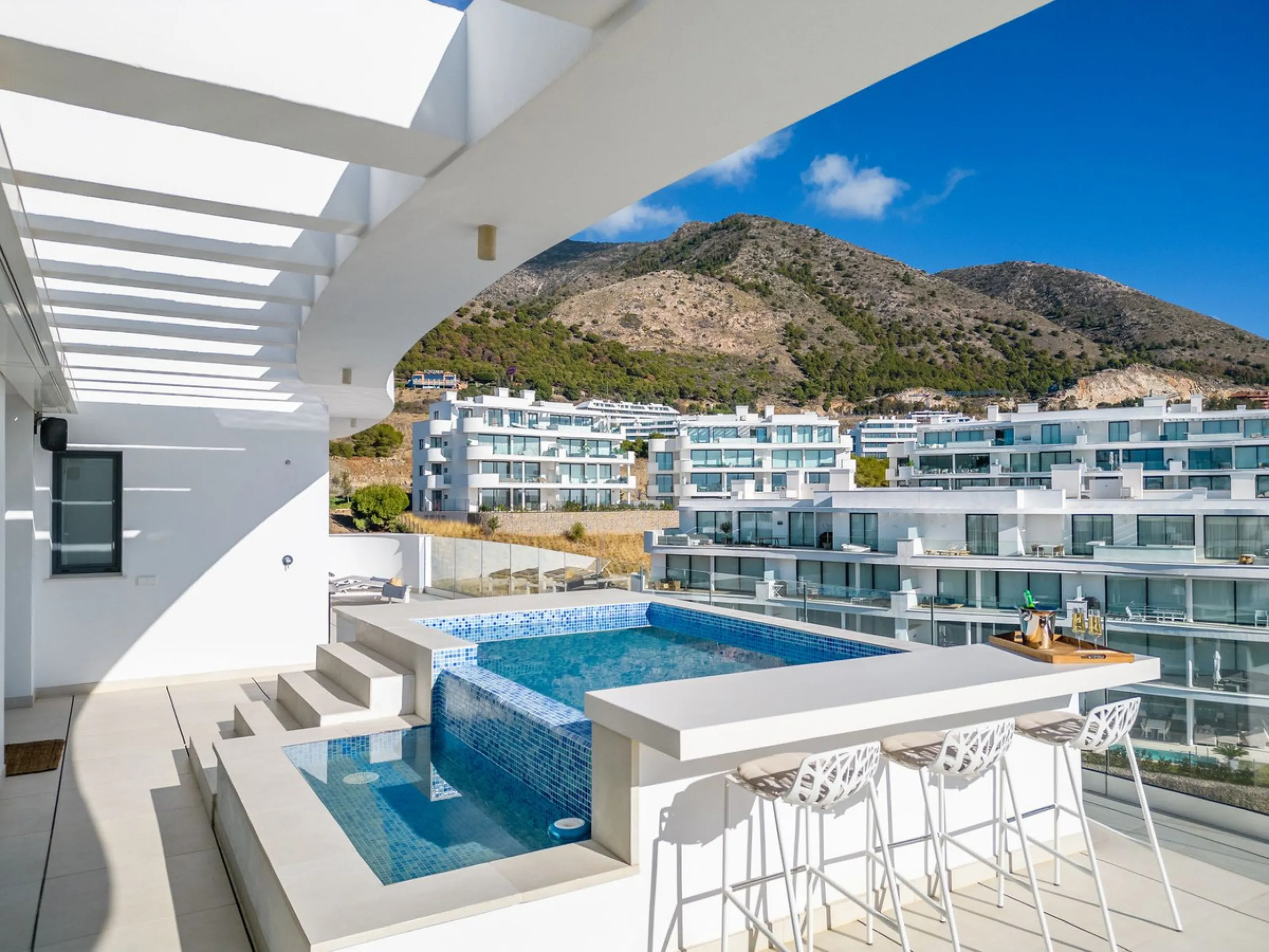 Apartment - Penthouse в продаже в Fuengirola, Málaga. В доме 3 спален и 2 ванных комнат. Площадь дома 156 м²