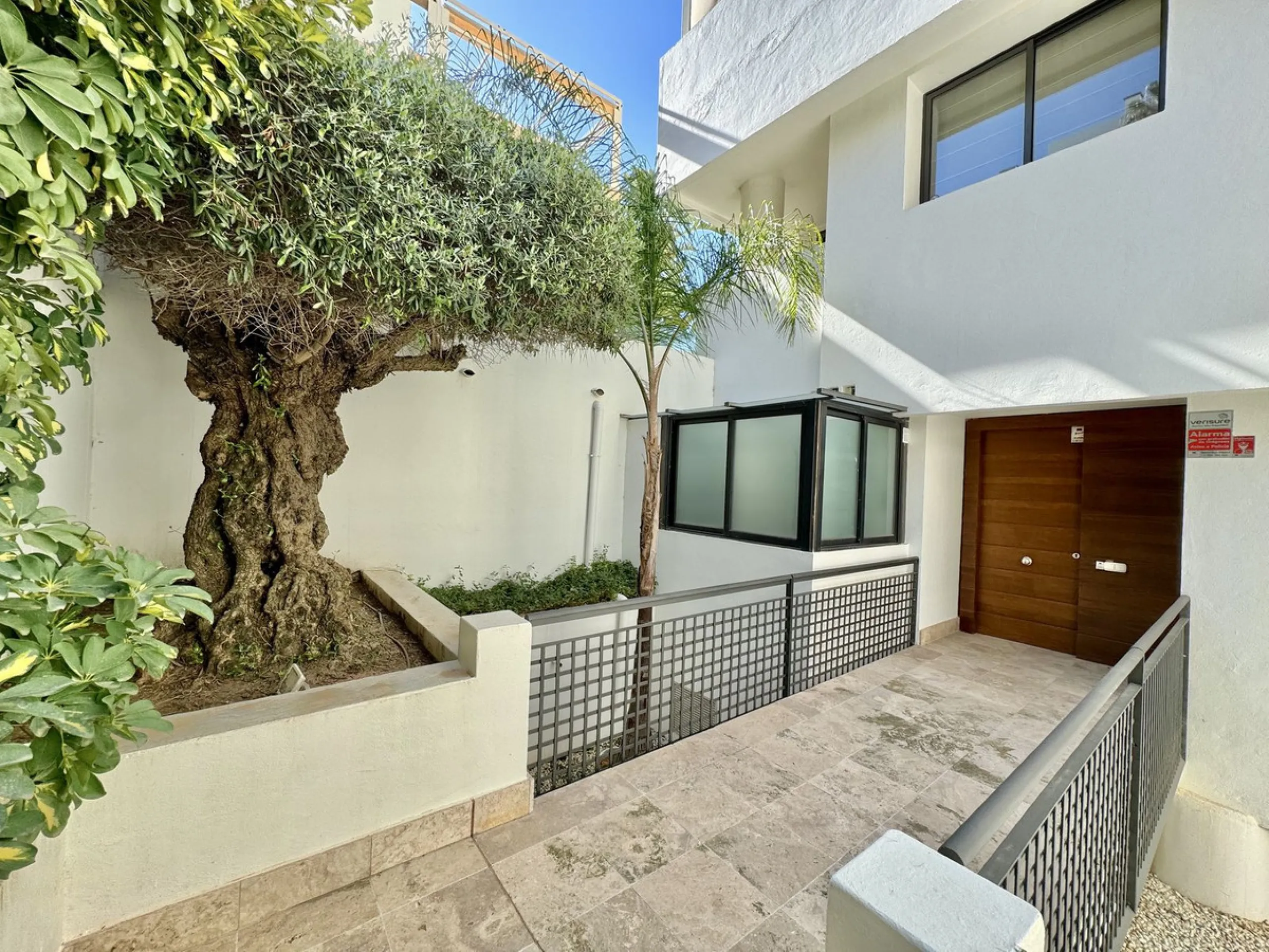 Nested in a natural and peaceful environment, surrounded by oak and pine trees, in an prestigious contemporary complex with 24 concierge and security service, this large 2 bedroom corner apartment offers some of the best views of the Mediterranean in Marb