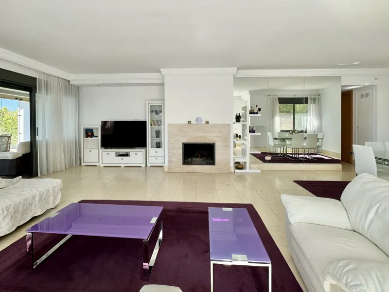 Nested in a natural and peaceful environment, surrounded by oak and pine trees, in an prestigious contemporary complex with 24 concierge and security service, this large 2 bedroom corner apartment offers some of the best views of the Mediterranean in Marb