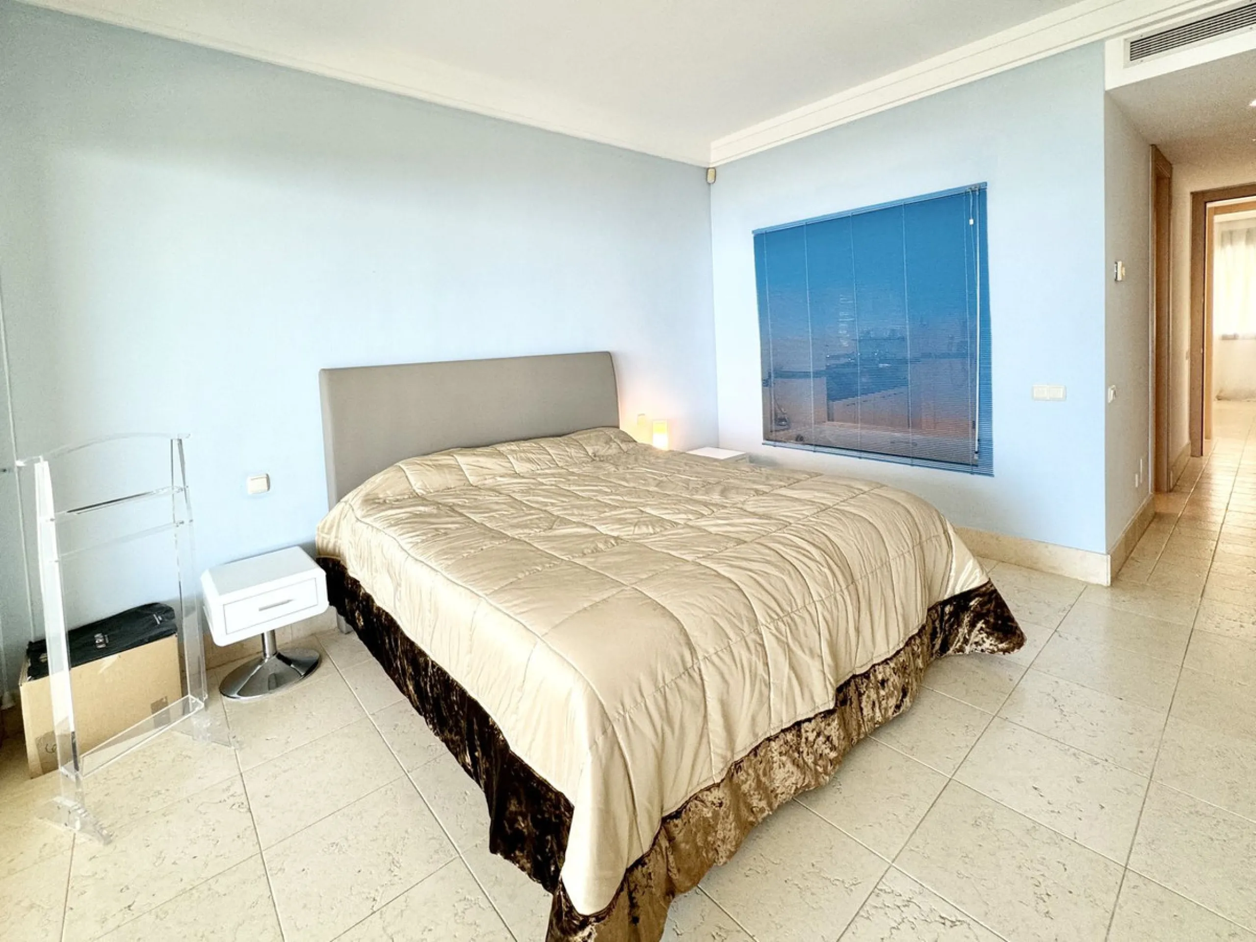 Nested in a natural and peaceful environment, surrounded by oak and pine trees, in an prestigious contemporary complex with 24 concierge and security service, this large 2 bedroom corner apartment offers some of the best views of the Mediterranean in Marb