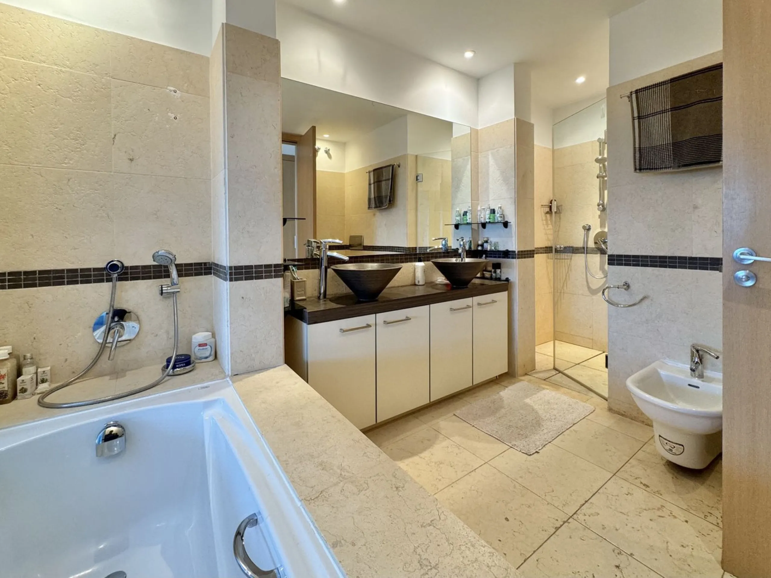 Nested in a natural and peaceful environment, surrounded by oak and pine trees, in an prestigious contemporary complex with 24 concierge and security service, this large 2 bedroom corner apartment offers some of the best views of the Mediterranean in Marb