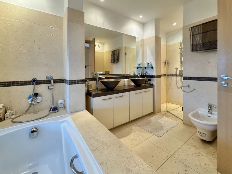 Nested in a natural and peaceful environment, surrounded by oak and pine trees, in an prestigious contemporary complex with 24 concierge and security service, this large 2 bedroom corner apartment offers some of the best views of the Mediterranean in Marb