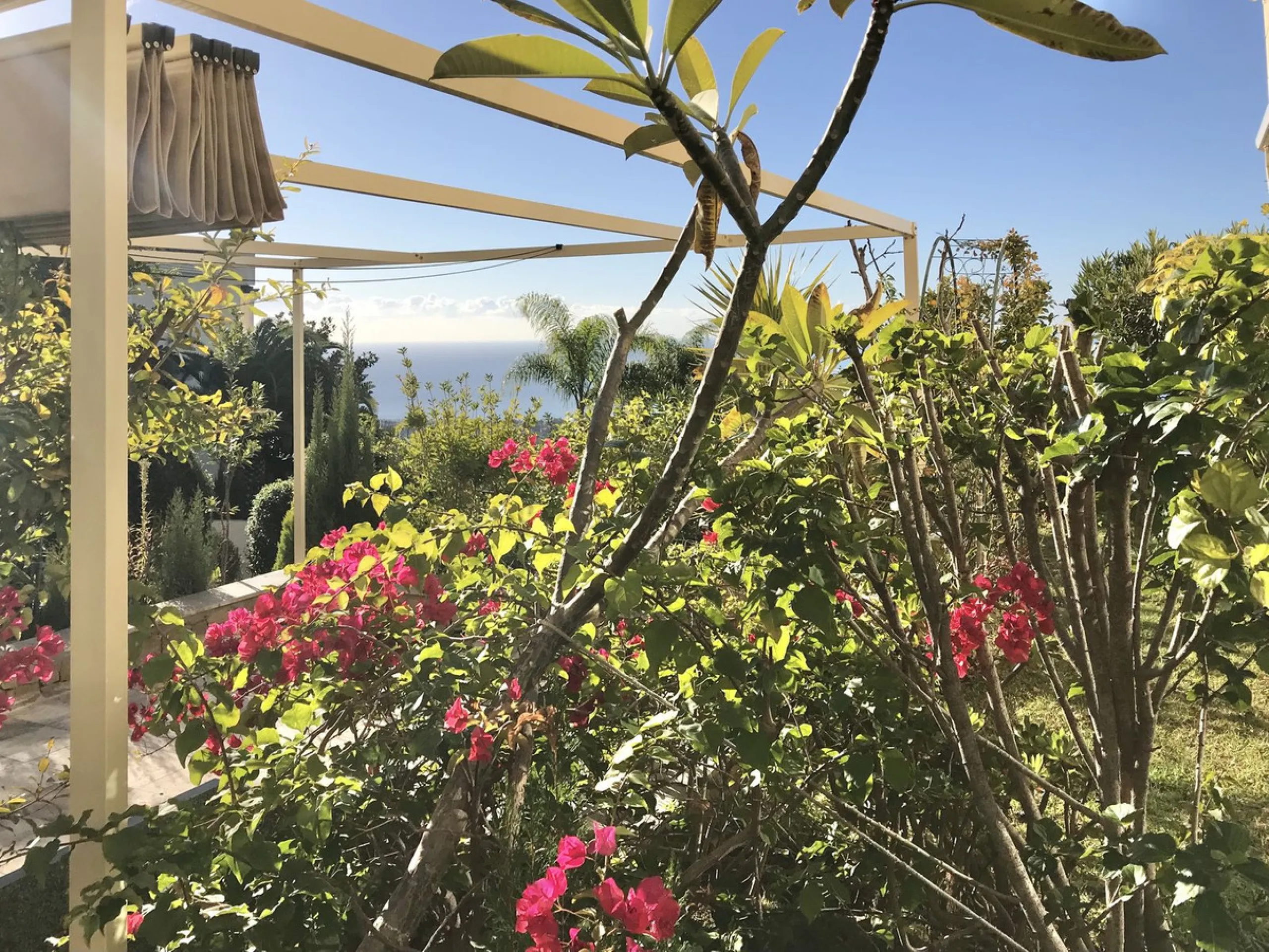 Nested in a natural and peaceful environment, surrounded by oak and pine trees, in an prestigious contemporary complex with 24 concierge and security service, this large 2 bedroom corner apartment offers some of the best views of the Mediterranean in Marb