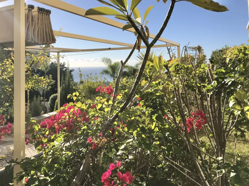 Nested in a natural and peaceful environment, surrounded by oak and pine trees, in an prestigious contemporary complex with 24 concierge and security service, this large 2 bedroom corner apartment offers some of the best views of the Mediterranean in Marb