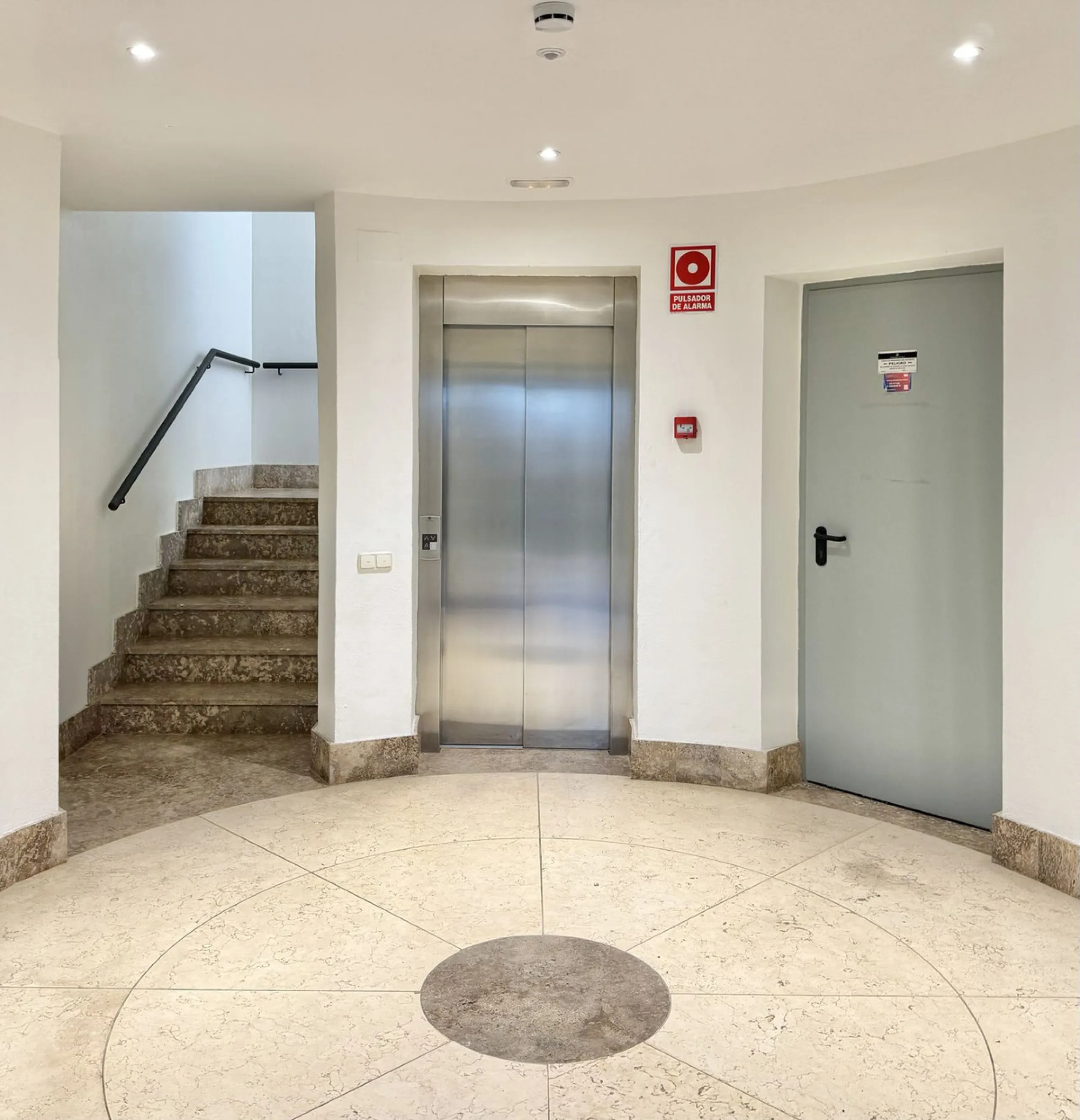 Nested in a natural and peaceful environment, surrounded by oak and pine trees, in an prestigious contemporary complex with 24 concierge and security service, this large 2 bedroom corner apartment offers some of the best views of the Mediterranean in Marb