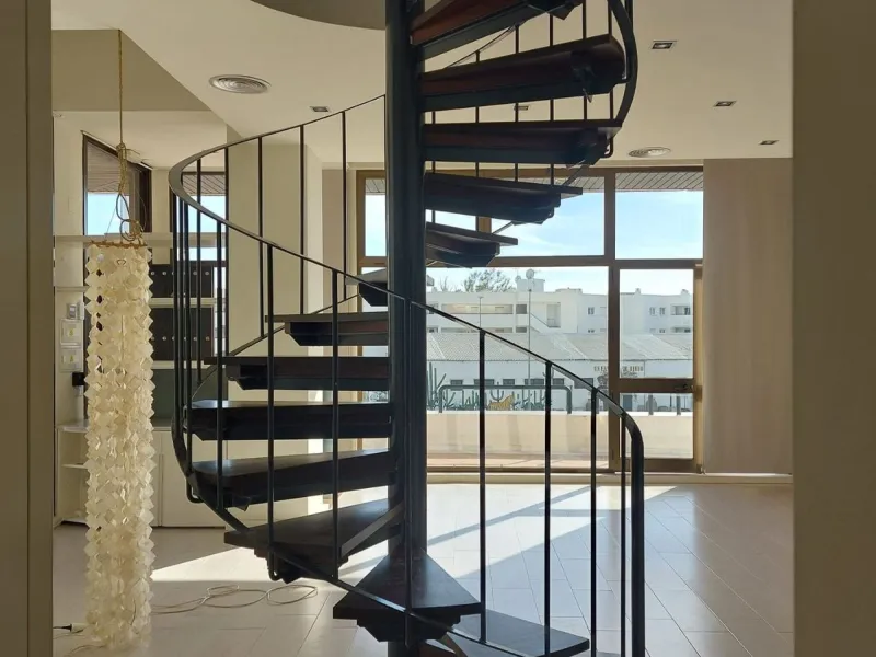Located in the heart of Guadalmina's bustling commercial centre, this attractive premises enjoys excellent visibility, facing directly onto the highway, ensuring maximum exposure for any type of business.