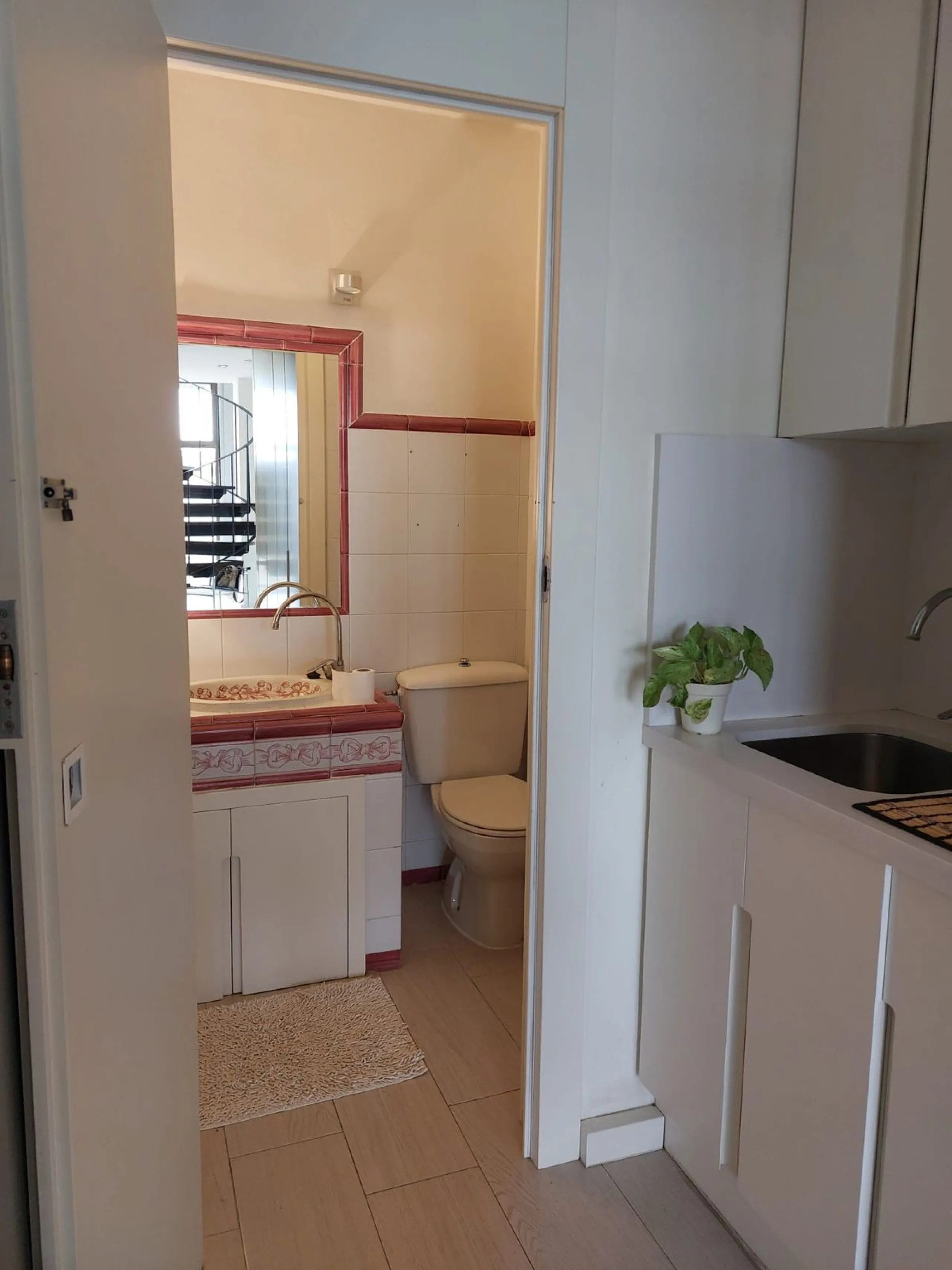Located in the heart of Guadalmina's bustling commercial centre, this attractive premises enjoys excellent visibility, facing directly onto the highway, ensuring maximum exposure for any type of business.