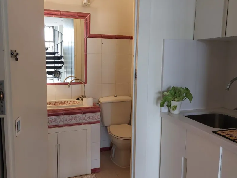 Located in the heart of Guadalmina's bustling commercial centre, this attractive premises enjoys excellent visibility, facing directly onto the highway, ensuring maximum exposure for any type of business.