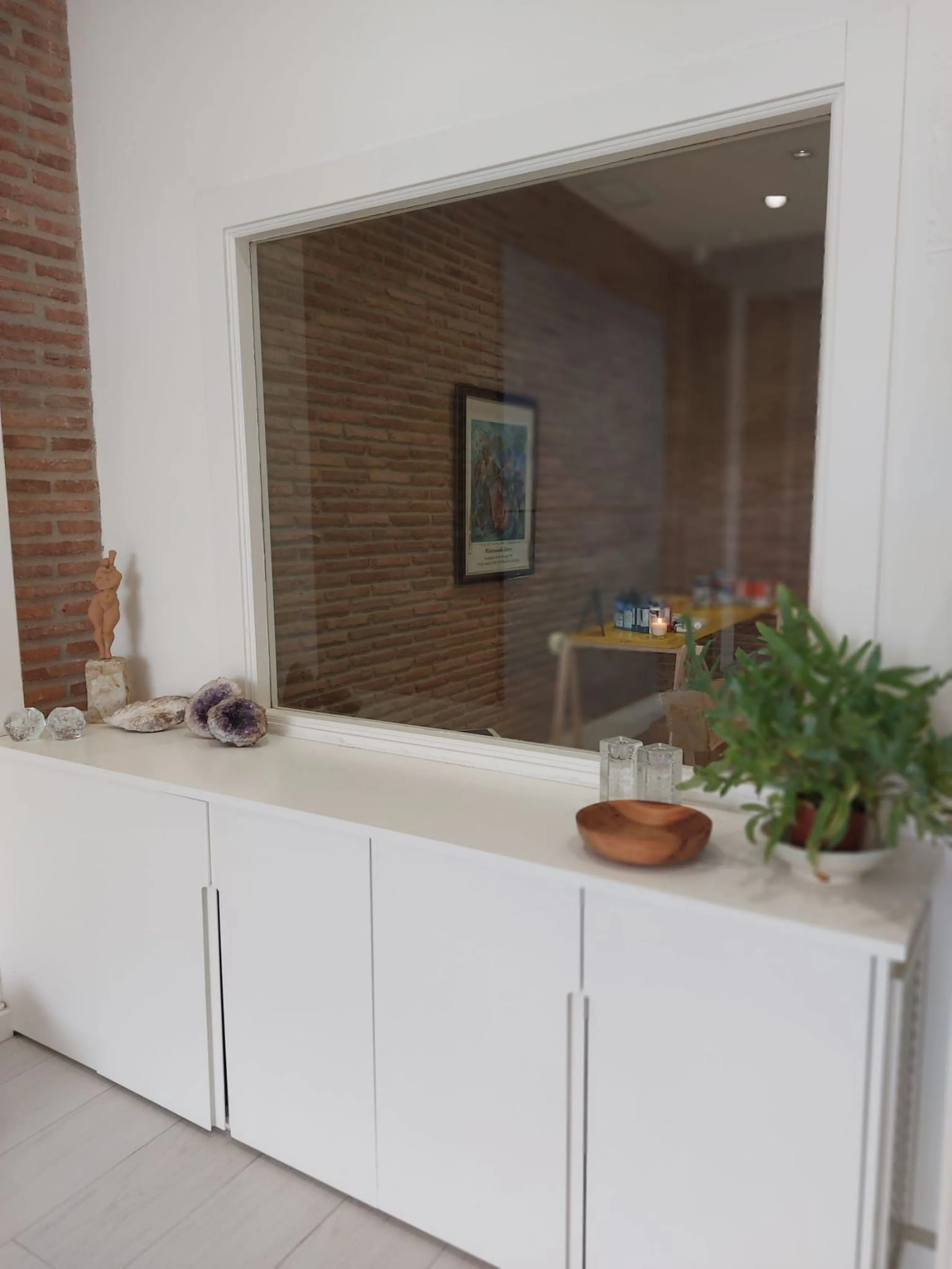 Located in the heart of Guadalmina's bustling commercial centre, this attractive premises enjoys excellent visibility, facing directly onto the highway, ensuring maximum exposure for any type of business.
