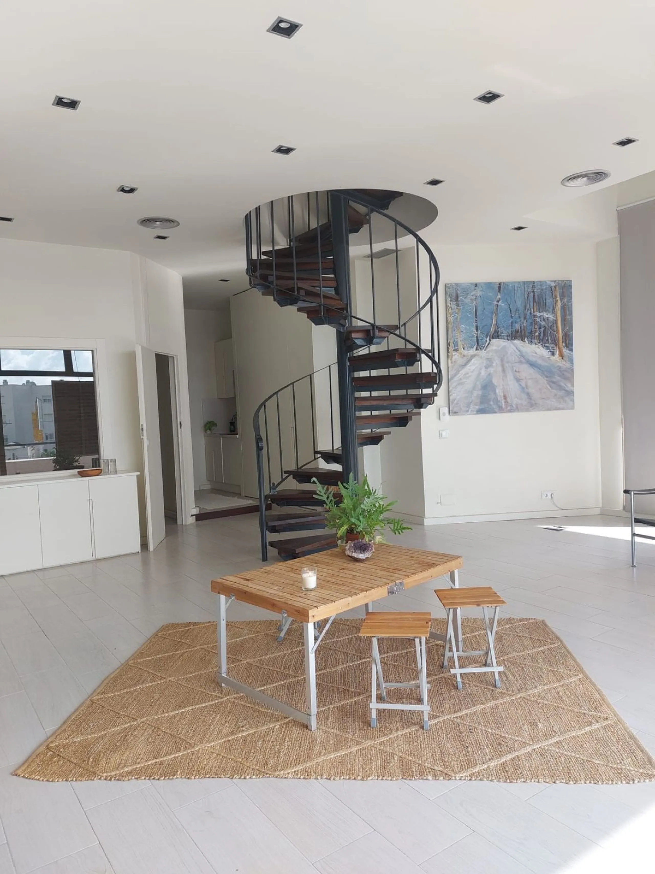 Located in the heart of Guadalmina's bustling commercial centre, this attractive premises enjoys excellent visibility, facing directly onto the highway, ensuring maximum exposure for any type of business.