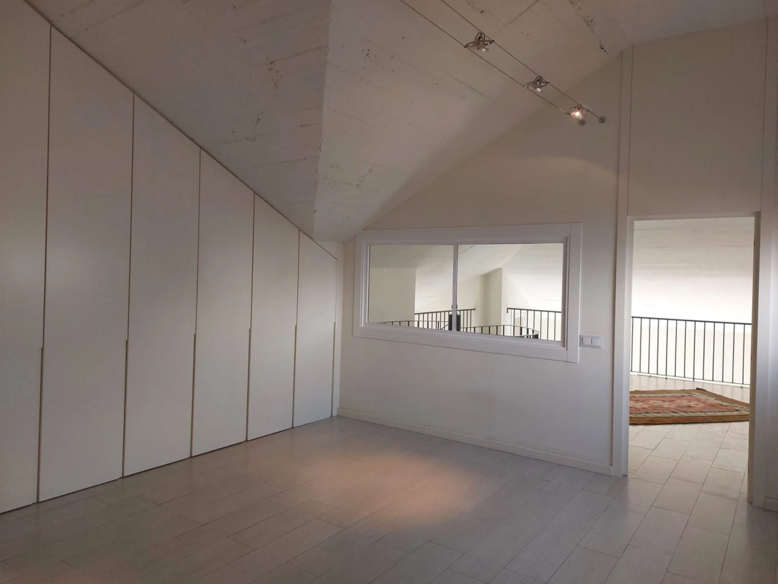 Located in the heart of Guadalmina's bustling commercial centre, this attractive premises enjoys excellent visibility, facing directly onto the highway, ensuring maximum exposure for any type of business.