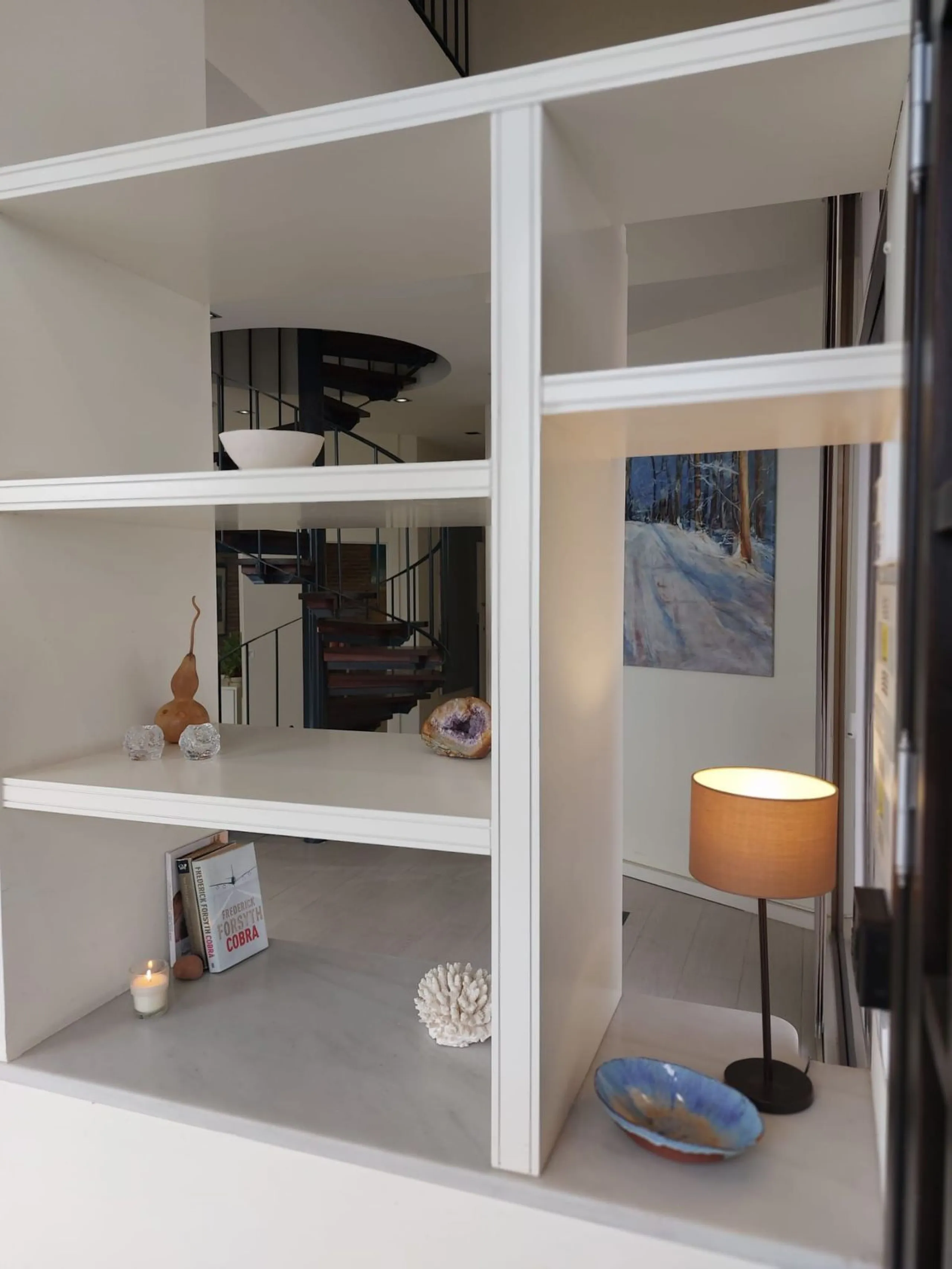 Located in the heart of Guadalmina's bustling commercial centre, this attractive premises enjoys excellent visibility, facing directly onto the highway, ensuring maximum exposure for any type of business.