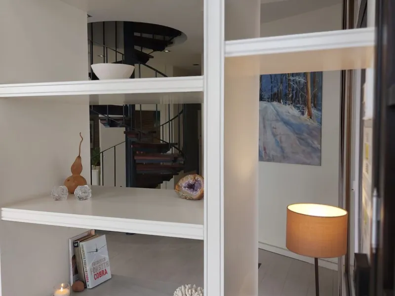 Located in the heart of Guadalmina's bustling commercial centre, this attractive premises enjoys excellent visibility, facing directly onto the highway, ensuring maximum exposure for any type of business.