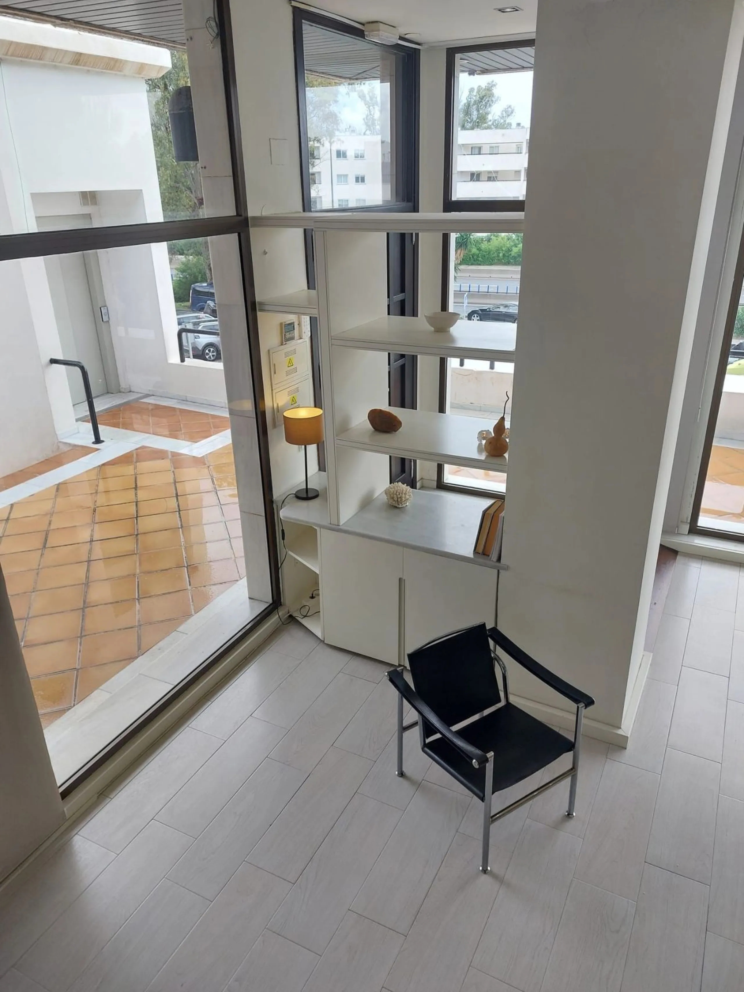 Located in the heart of Guadalmina's bustling commercial centre, this attractive premises enjoys excellent visibility, facing directly onto the highway, ensuring maximum exposure for any type of business.