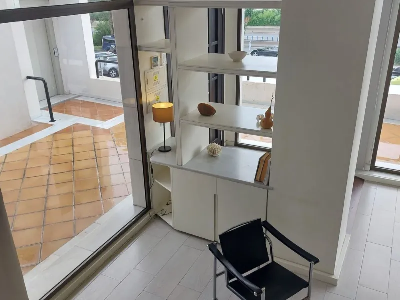 Located in the heart of Guadalmina's bustling commercial centre, this attractive premises enjoys excellent visibility, facing directly onto the highway, ensuring maximum exposure for any type of business.