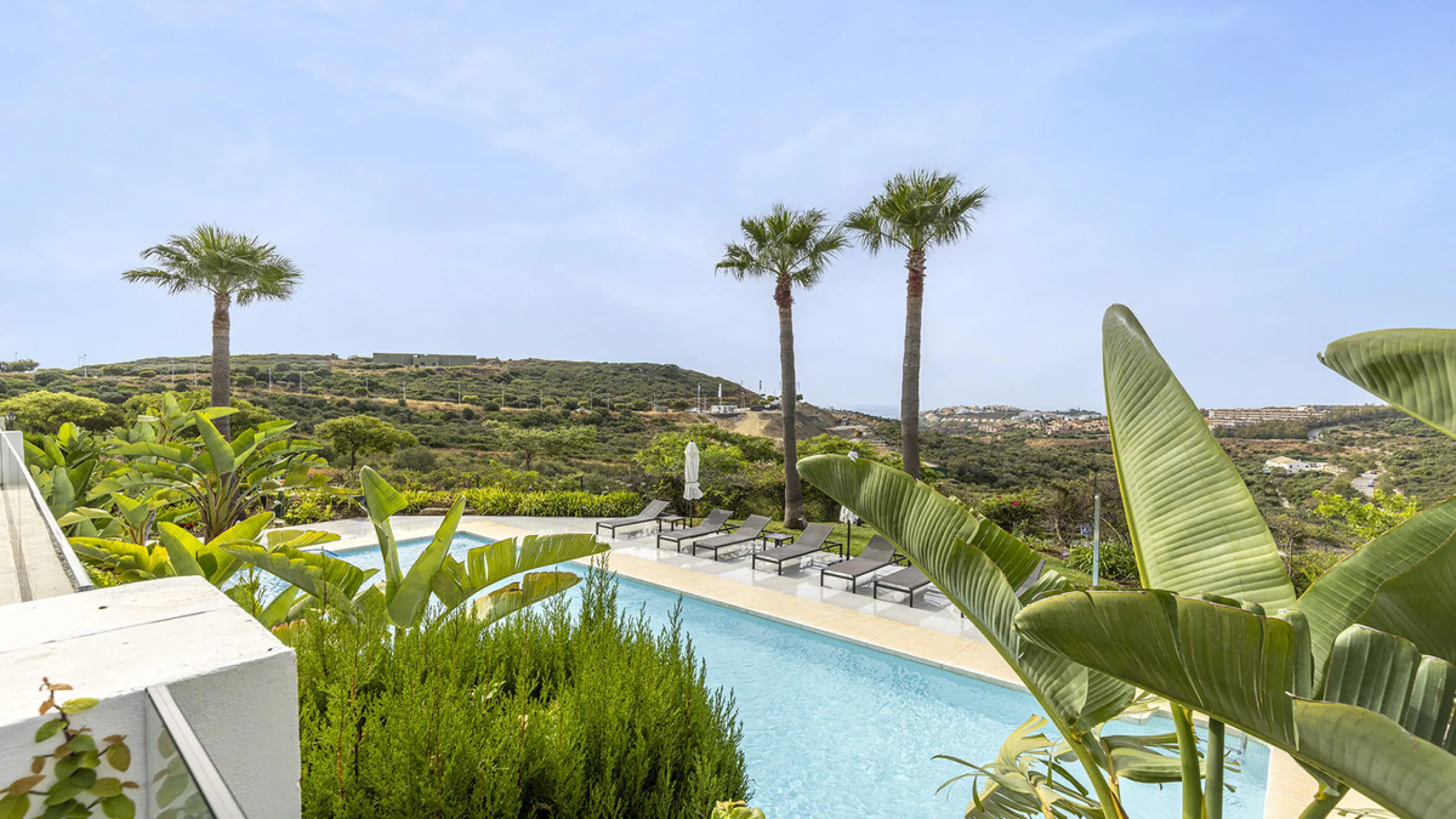 Diese elegante Erdgeschosswohnung liegt in der exklusiven Wohnanlage Terrazas de Cortesin, mitten im weltbekannten Finca Cortesin Golf Resort in Casares. Bekannt für seinen Meisterschaftsgolfplatz (Austragungsort des Solheim Cups 2023)