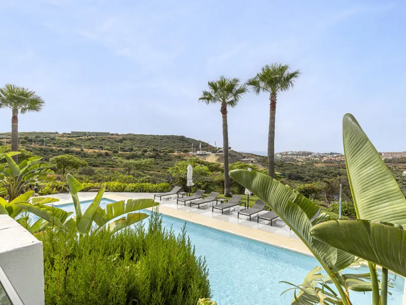 Diese elegante Erdgeschosswohnung liegt in der exklusiven Wohnanlage Terrazas de Cortesin, mitten im weltbekannten Finca Cortesin Golf Resort in Casares. Bekannt für seinen Meisterschaftsgolfplatz (Austragungsort des Solheim Cups 2023)