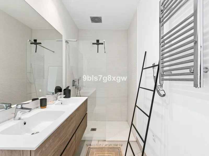 Apartment - Middle Floor Apartment в продаже в Casares, Málaga. В доме 2 спален и 2 ванных комнат. Площадь дома 121 м²
