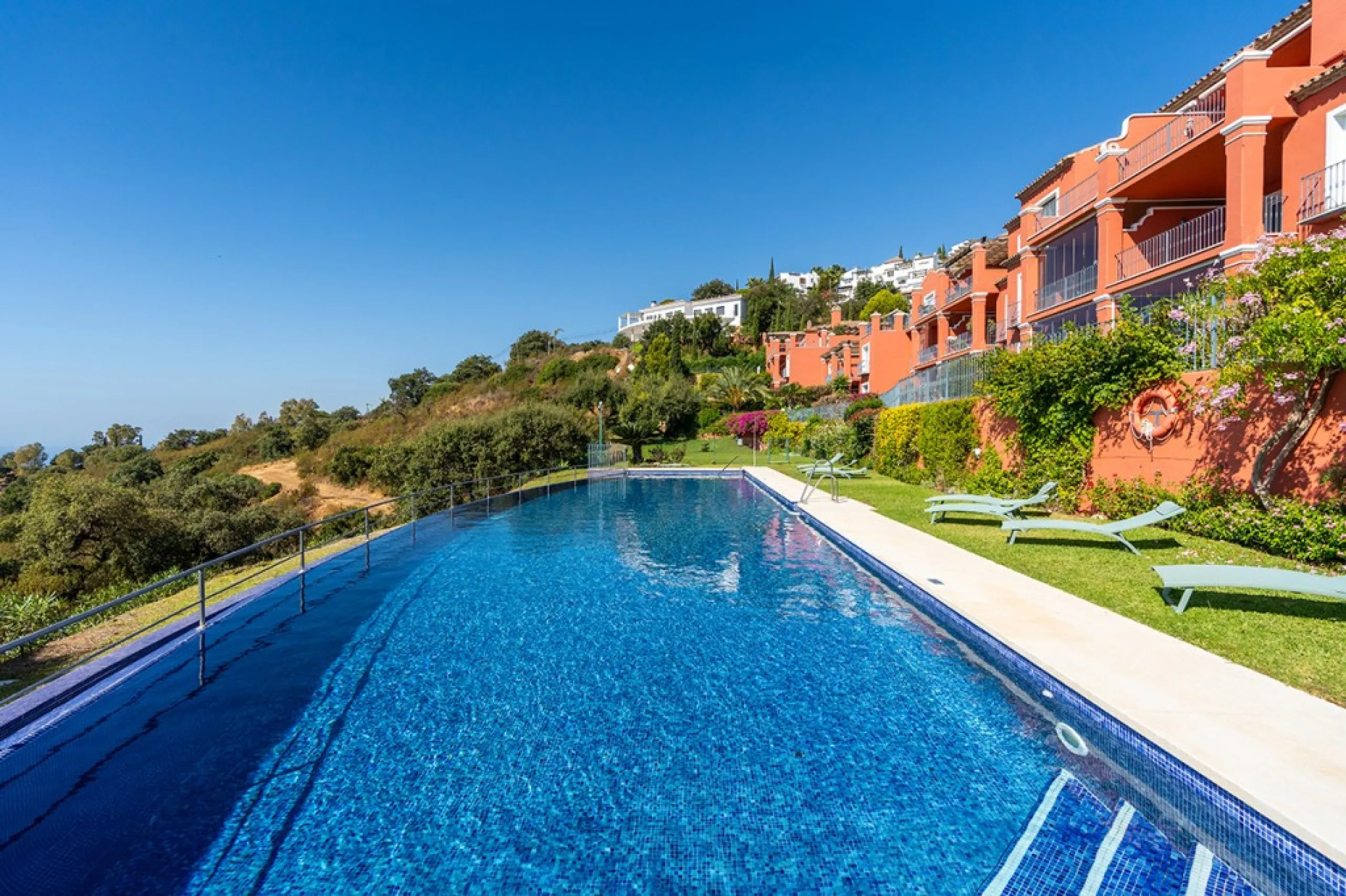Apartment - Middle Floor Apartment в продаже в Marbella, Málaga. В доме 2 спален и 2 ванных комнат. Площадь дома 135 м²