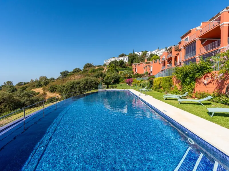 Apartment - Middle Floor Apartment в продаже в Marbella, Málaga. В доме 2 спален и 2 ванных комнат. Площадь дома 135 м²