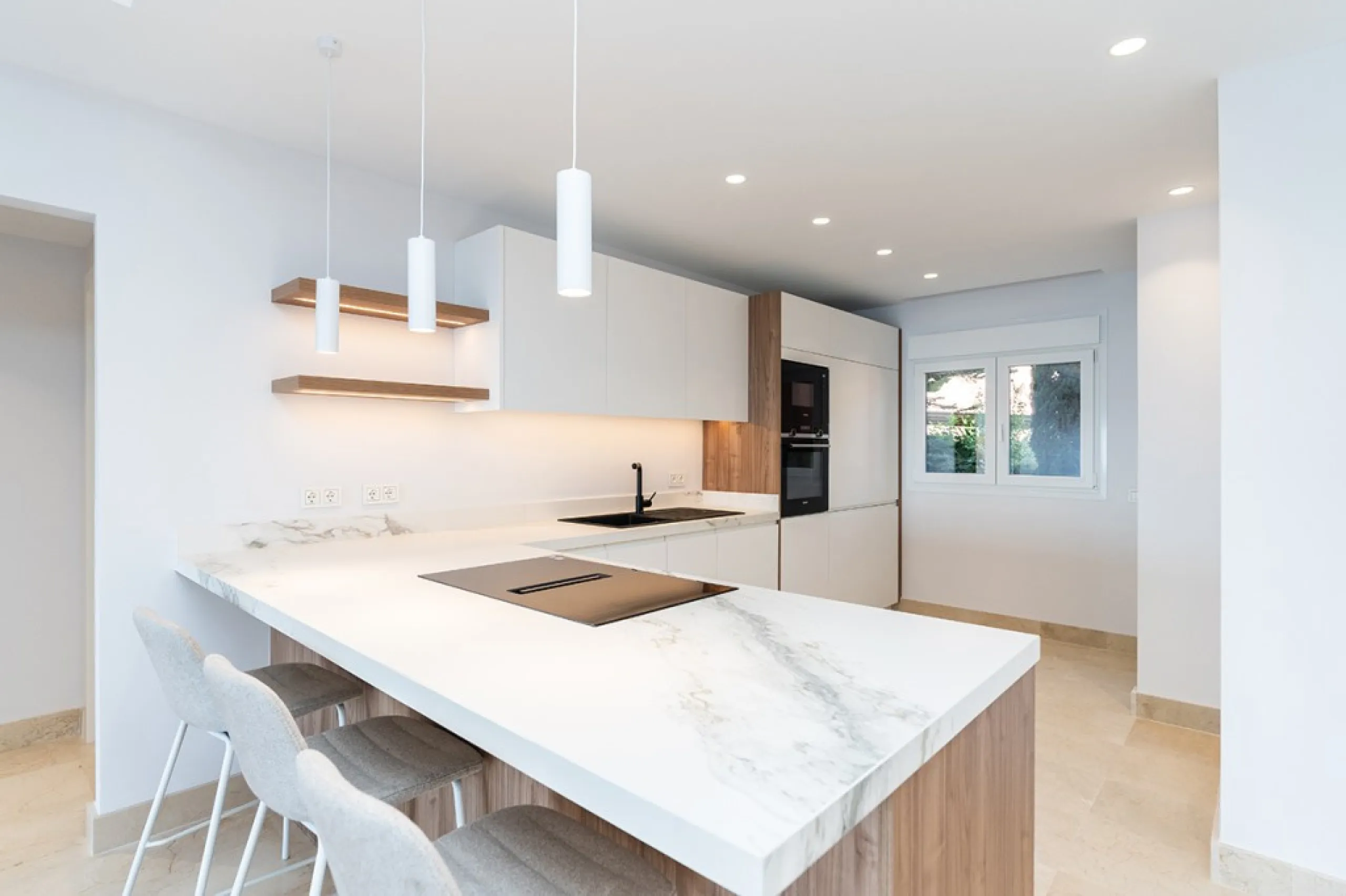 Apartment - Middle Floor Apartment в продаже в Marbella, Málaga. В доме 2 спален и 2 ванных комнат. Площадь дома 135 м²