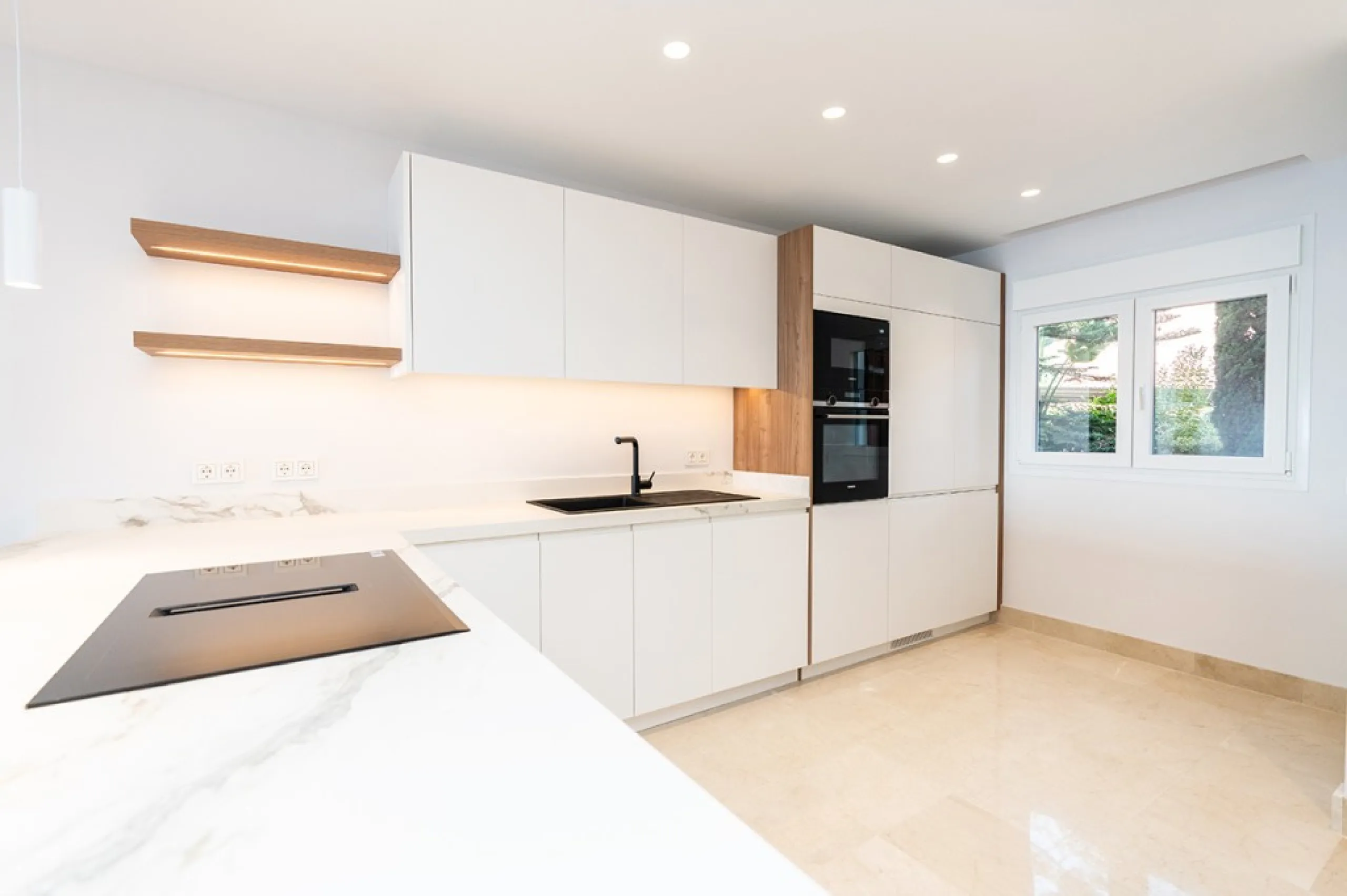 Apartment - Middle Floor Apartment в продаже в Marbella, Málaga. В доме 2 спален и 2 ванных комнат. Площадь дома 135 м²