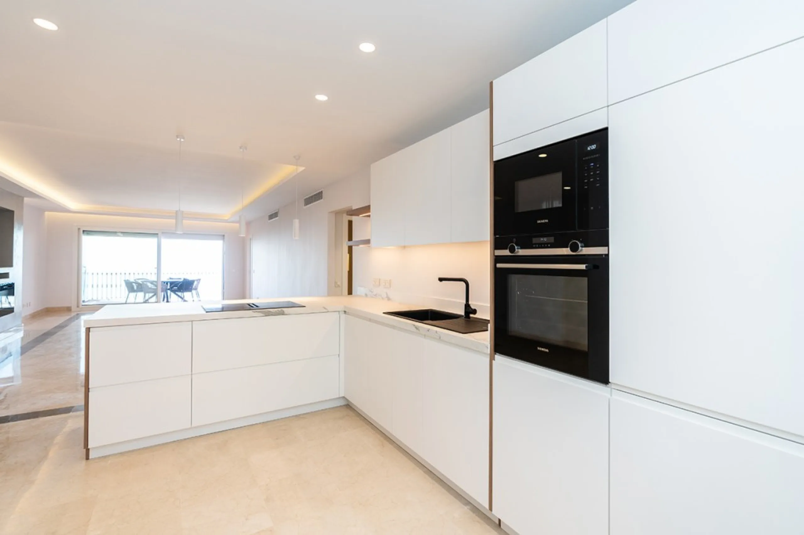 Apartment - Middle Floor Apartment в продаже в Marbella, Málaga. В доме 2 спален и 2 ванных комнат. Площадь дома 135 м²