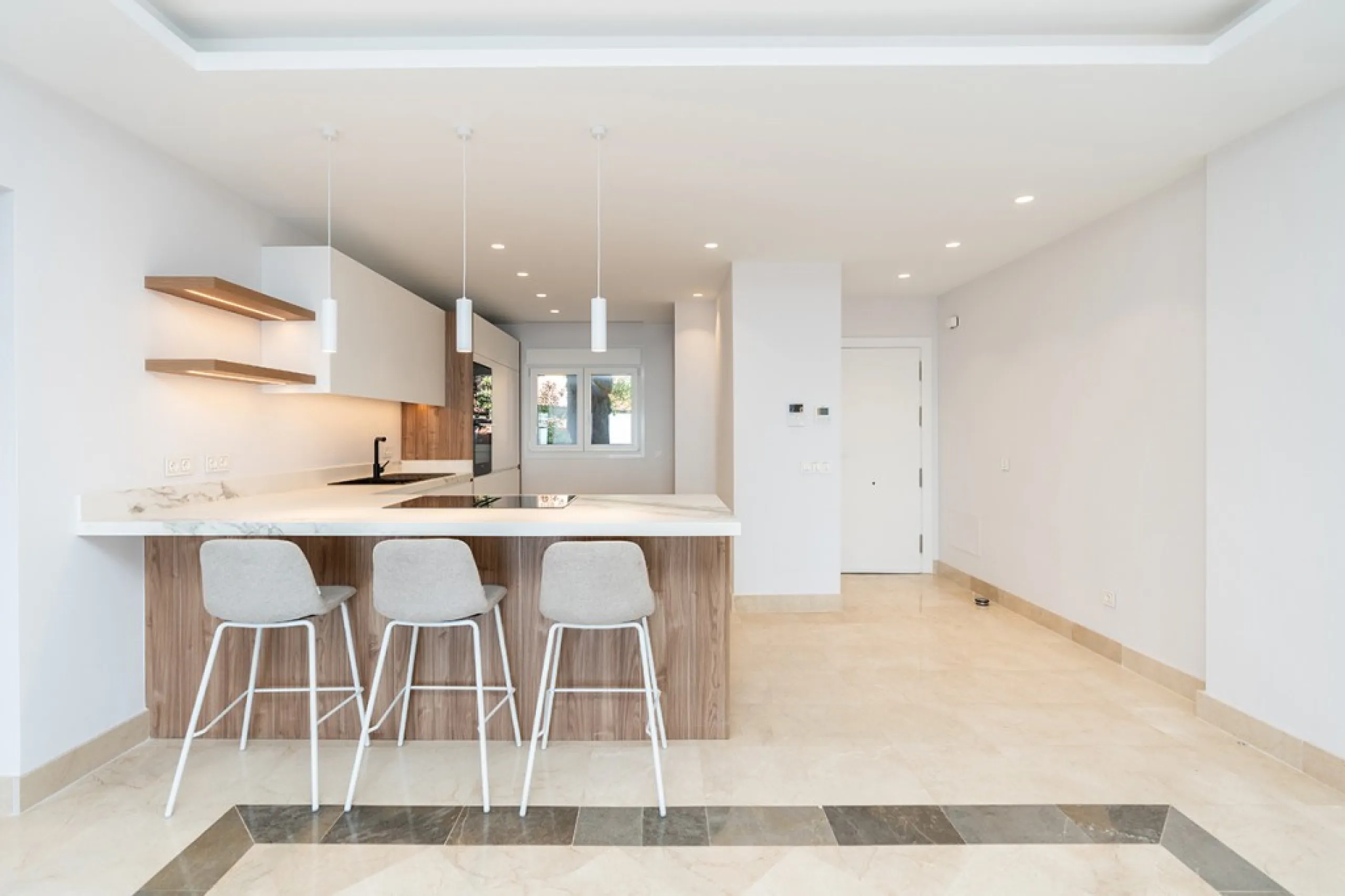Apartment - Middle Floor Apartment в продаже в Marbella, Málaga. В доме 2 спален и 2 ванных комнат. Площадь дома 135 м²