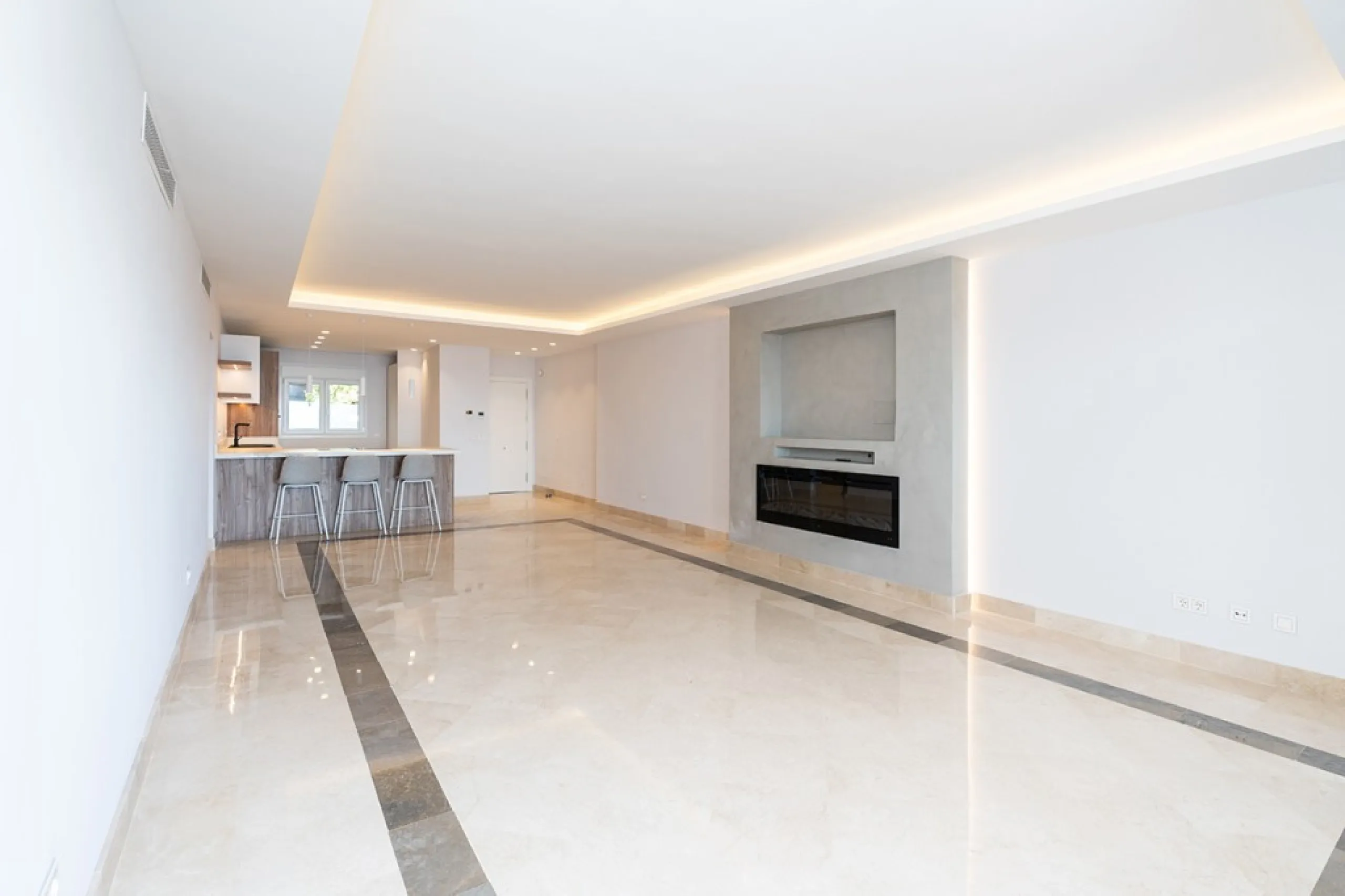 Apartment - Middle Floor Apartment в продаже в Marbella, Málaga. В доме 2 спален и 2 ванных комнат. Площадь дома 135 м²