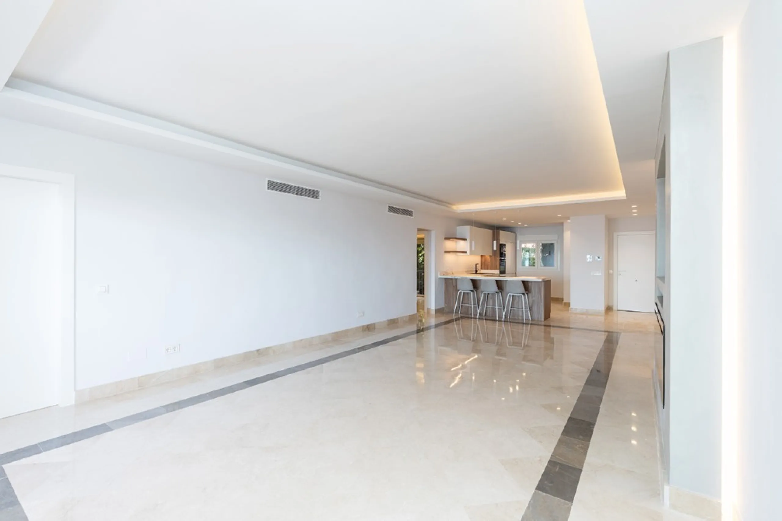 Apartment - Middle Floor Apartment в продаже в Marbella, Málaga. В доме 2 спален и 2 ванных комнат. Площадь дома 135 м²