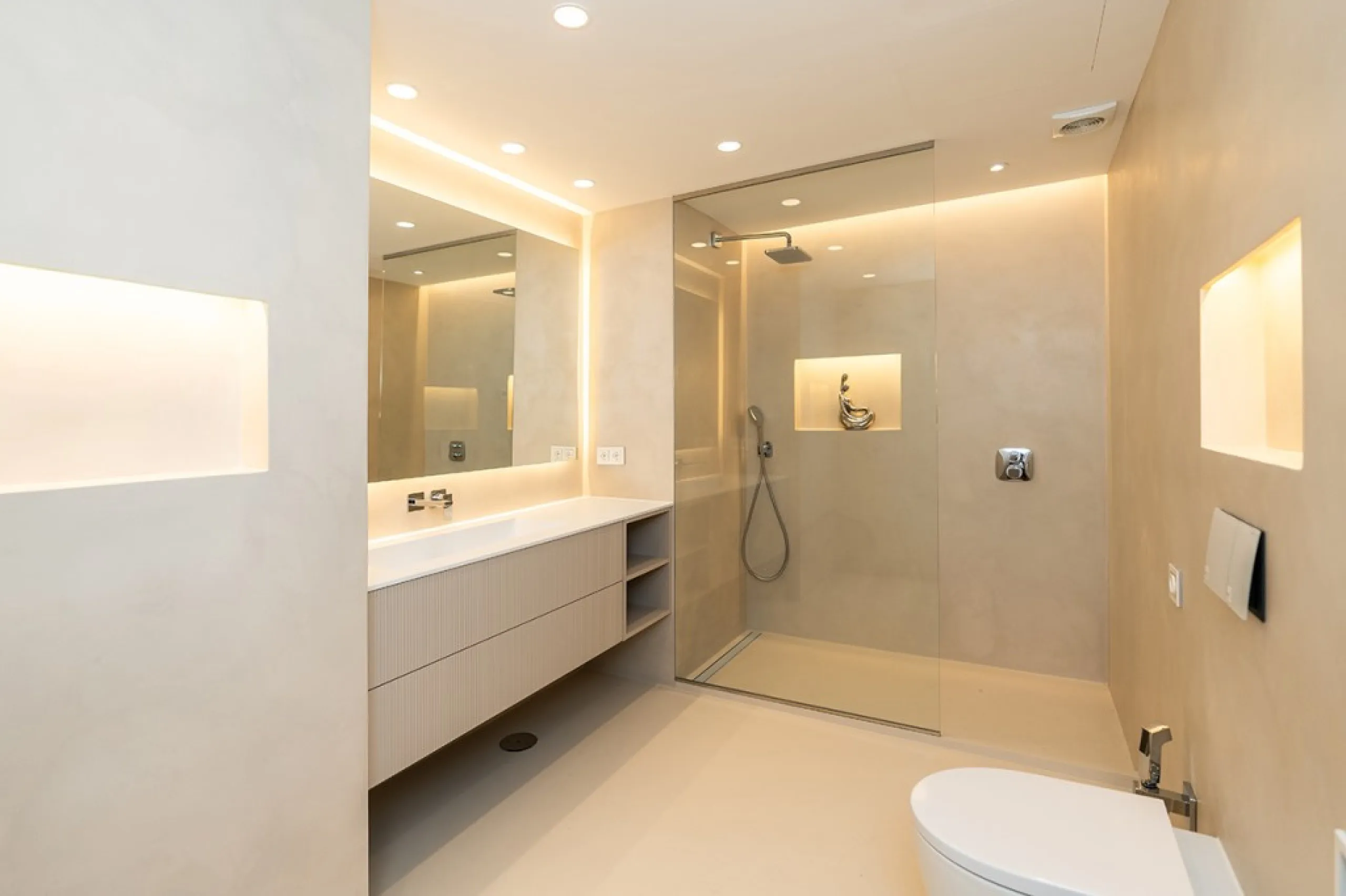 Apartment - Middle Floor Apartment в продаже в Marbella, Málaga. В доме 2 спален и 2 ванных комнат. Площадь дома 135 м²