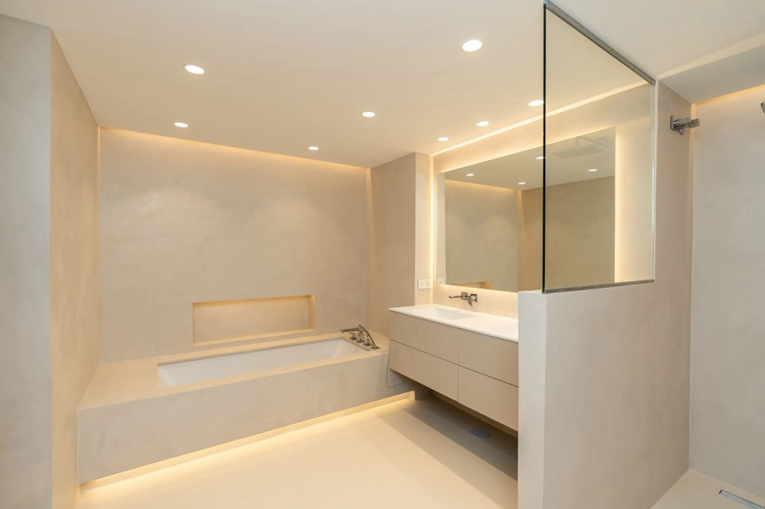 Apartment - Middle Floor Apartment в продаже в Marbella, Málaga. В доме 2 спален и 2 ванных комнат. Площадь дома 135 м²