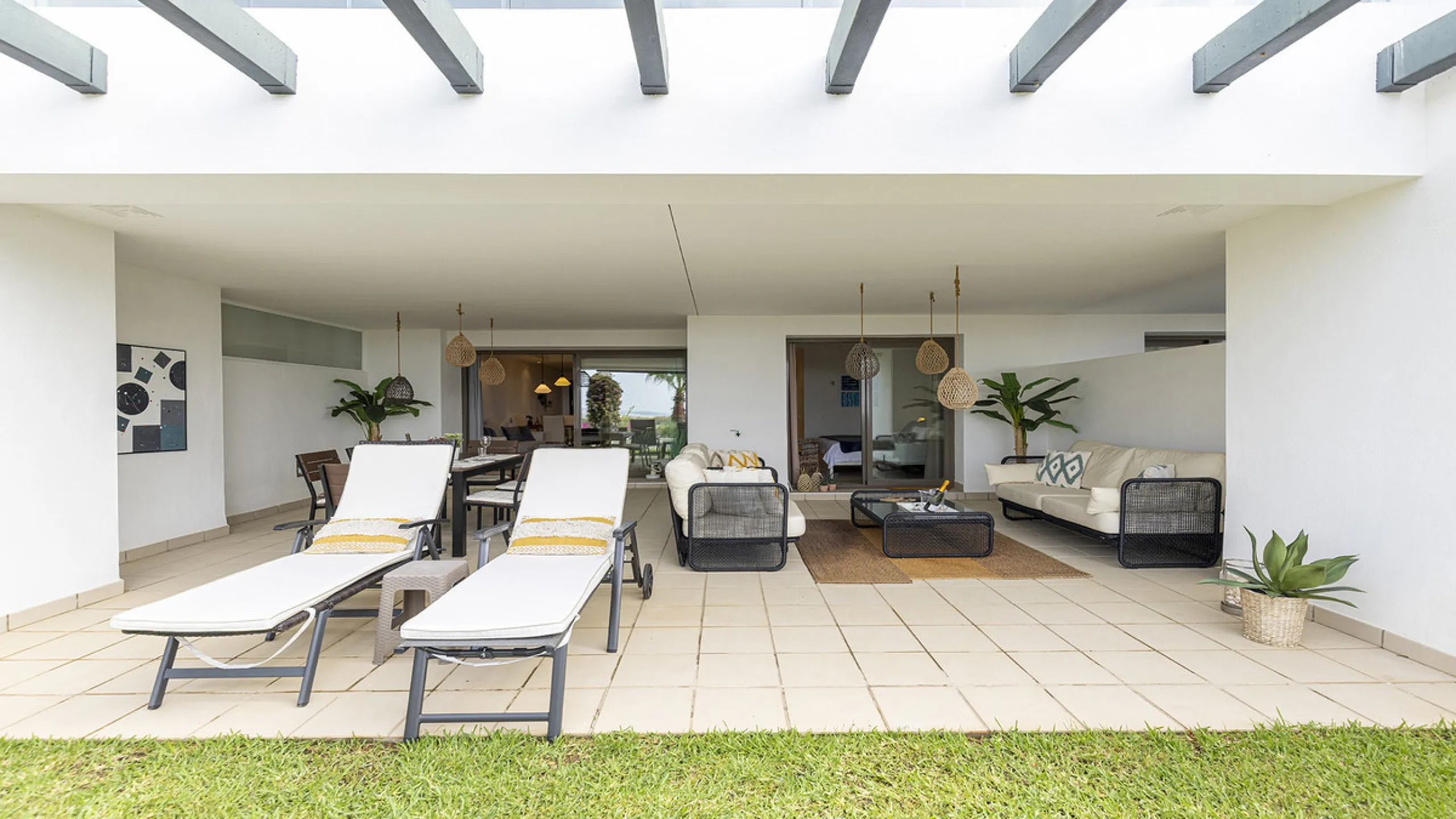 Diese elegante Erdgeschosswohnung liegt in der exklusiven Wohnanlage Terrazas de Cortesin, mitten im weltbekannten Finca Cortesin Golf Resort in Casares. Bekannt für seinen Meisterschaftsgolfplatz (Austragungsort des Solheim Cups 2023)