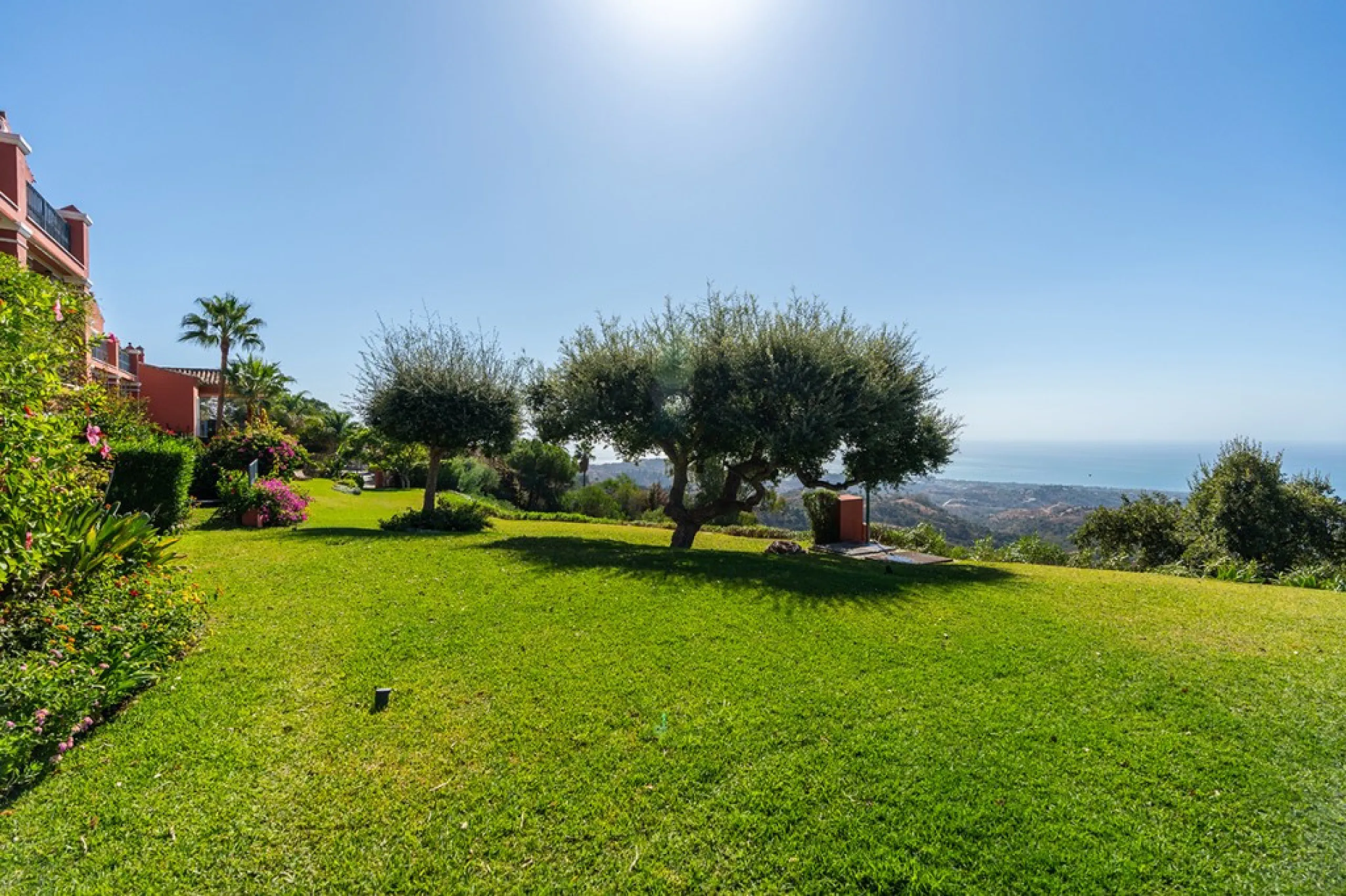 Apartment - Middle Floor Apartment в продаже в Marbella, Málaga. В доме 2 спален и 2 ванных комнат. Площадь дома 135 м²