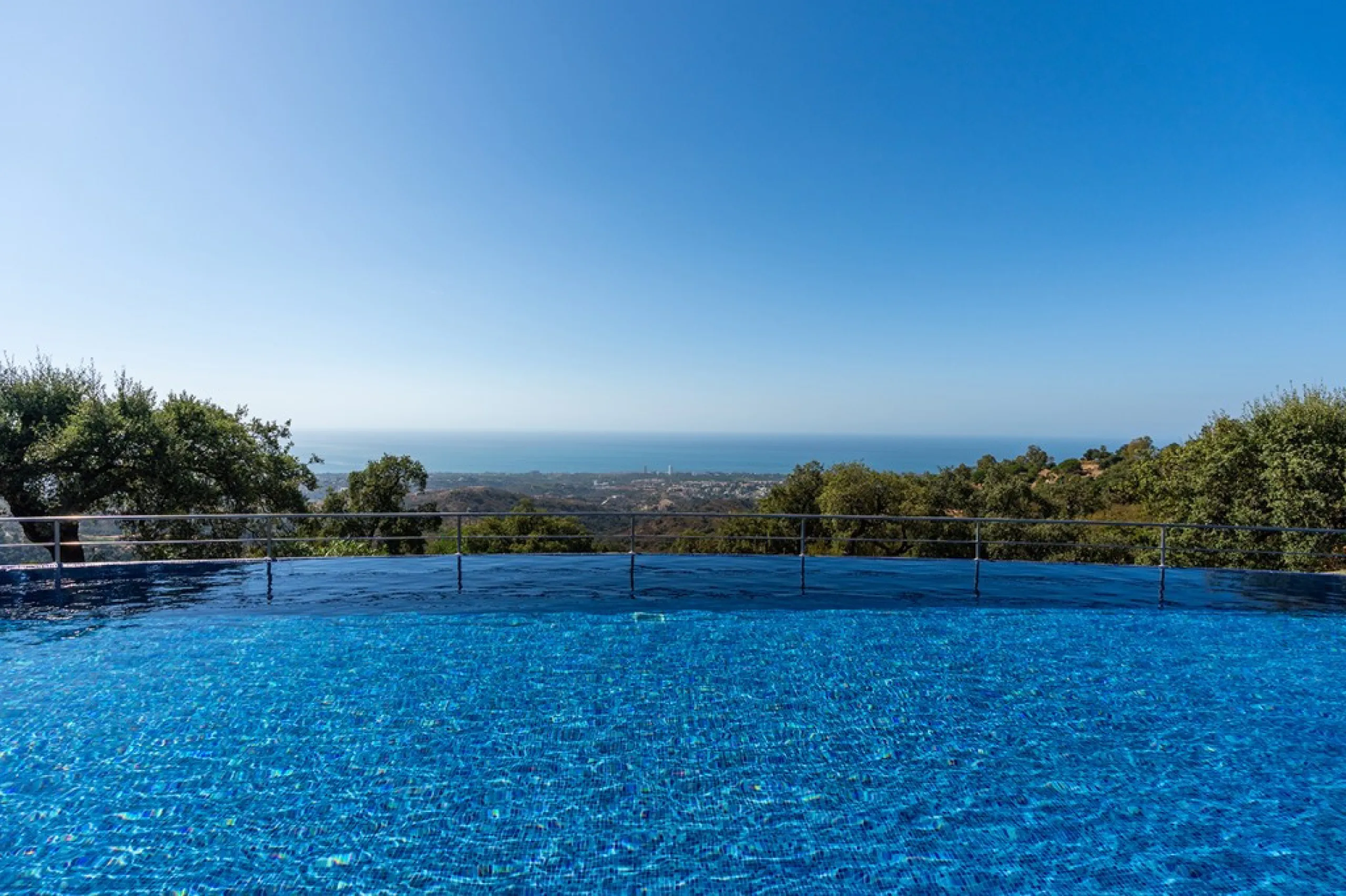 Apartment - Middle Floor Apartment в продаже в Marbella, Málaga. В доме 2 спален и 2 ванных комнат. Площадь дома 135 м²