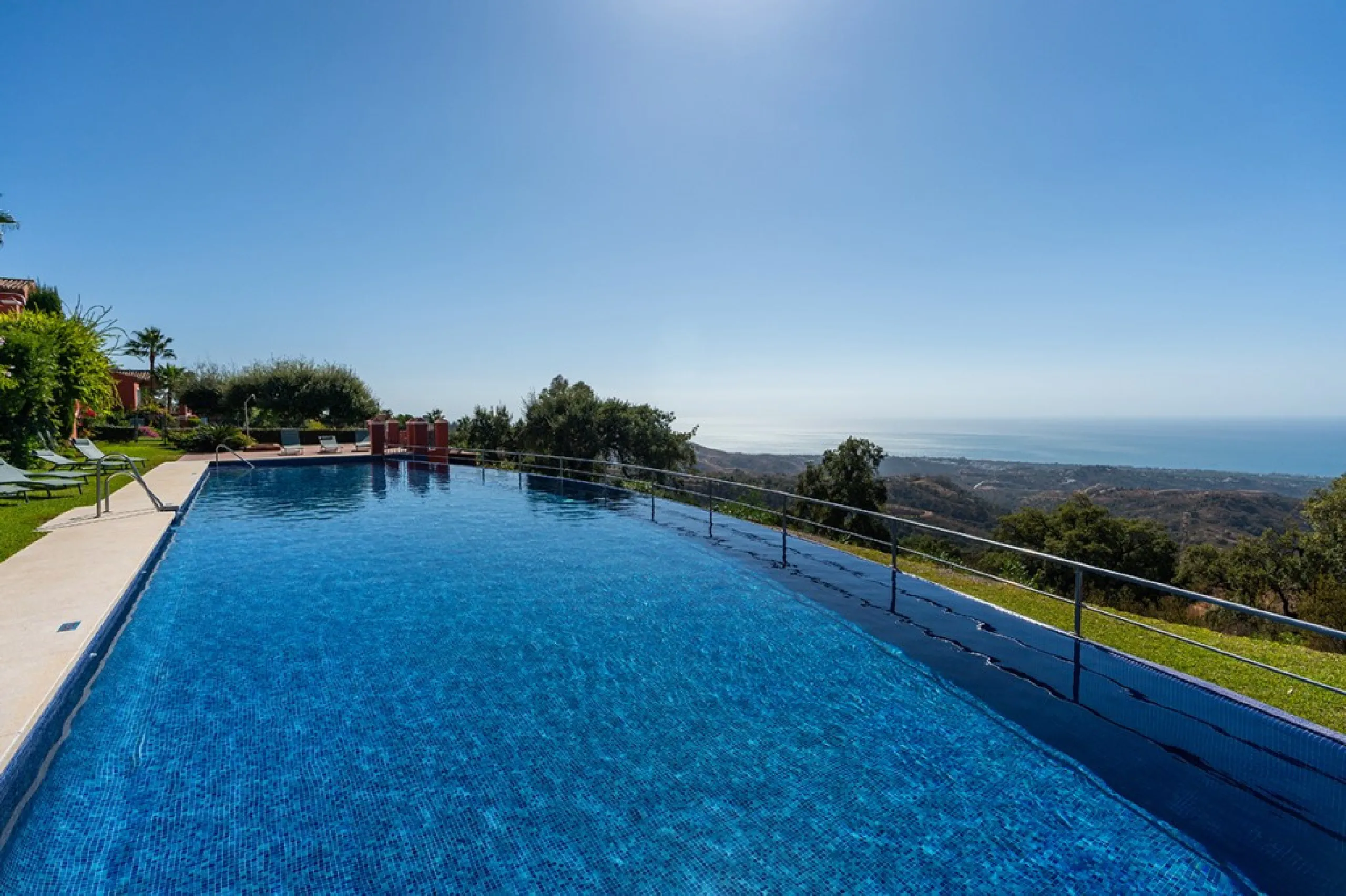 Apartment - Middle Floor Apartment в продаже в Marbella, Málaga. В доме 2 спален и 2 ванных комнат. Площадь дома 135 м²