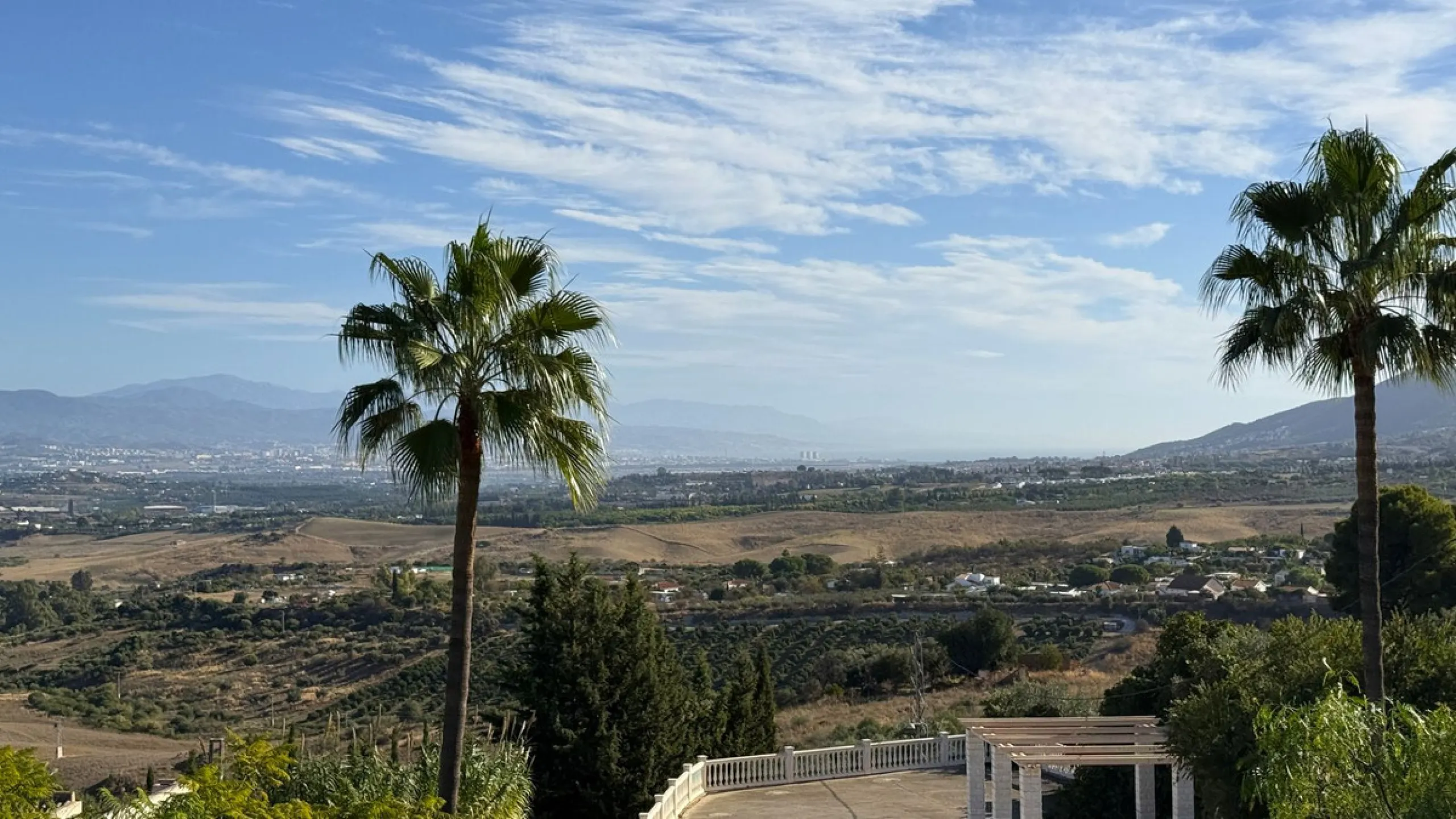 This impressive property is situated in an amazing location with views to the bay of Málaga and the Sierra de Mijas mountains.